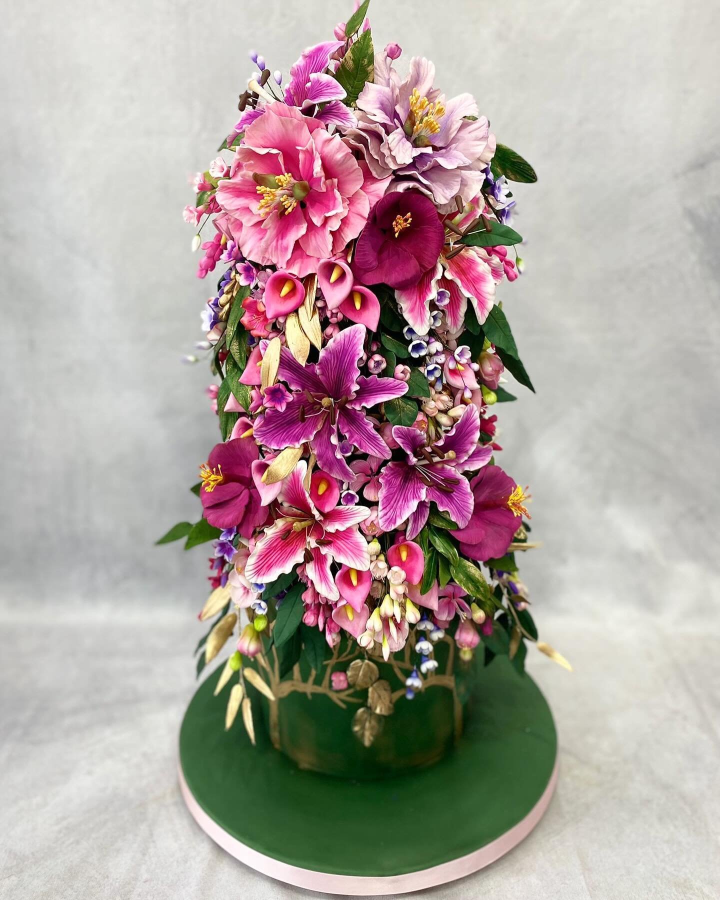 A super floral, colourful cake to compliment this beautiful sunny day ☀️💕

I will NEVER, EVER get enough of this one. This is of my all time faves. The cascade of sugar flowers was the result of hours and hours and hours of work. 

LOVE 🩷💜

Made f