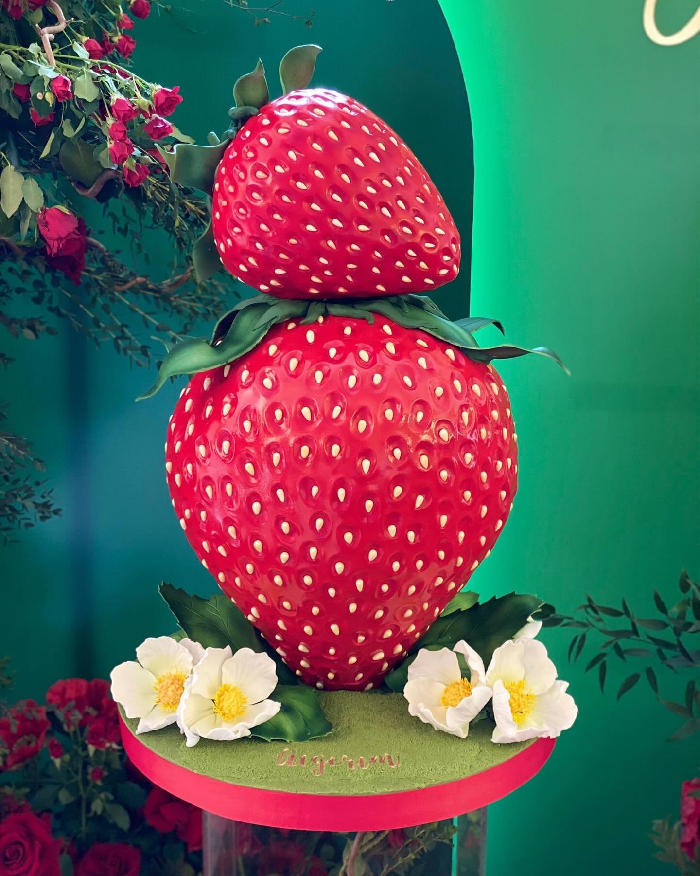 THE strawberry dream - One of our ultimate favourites 🍰🍓

Too good not to reshare! See the stories for more photos to see the scale.

.
#cake #cakeart #cakesculpture #strawberrycake #strawberry #giantcake #birthdaycake #events #luxuryevents #luxury