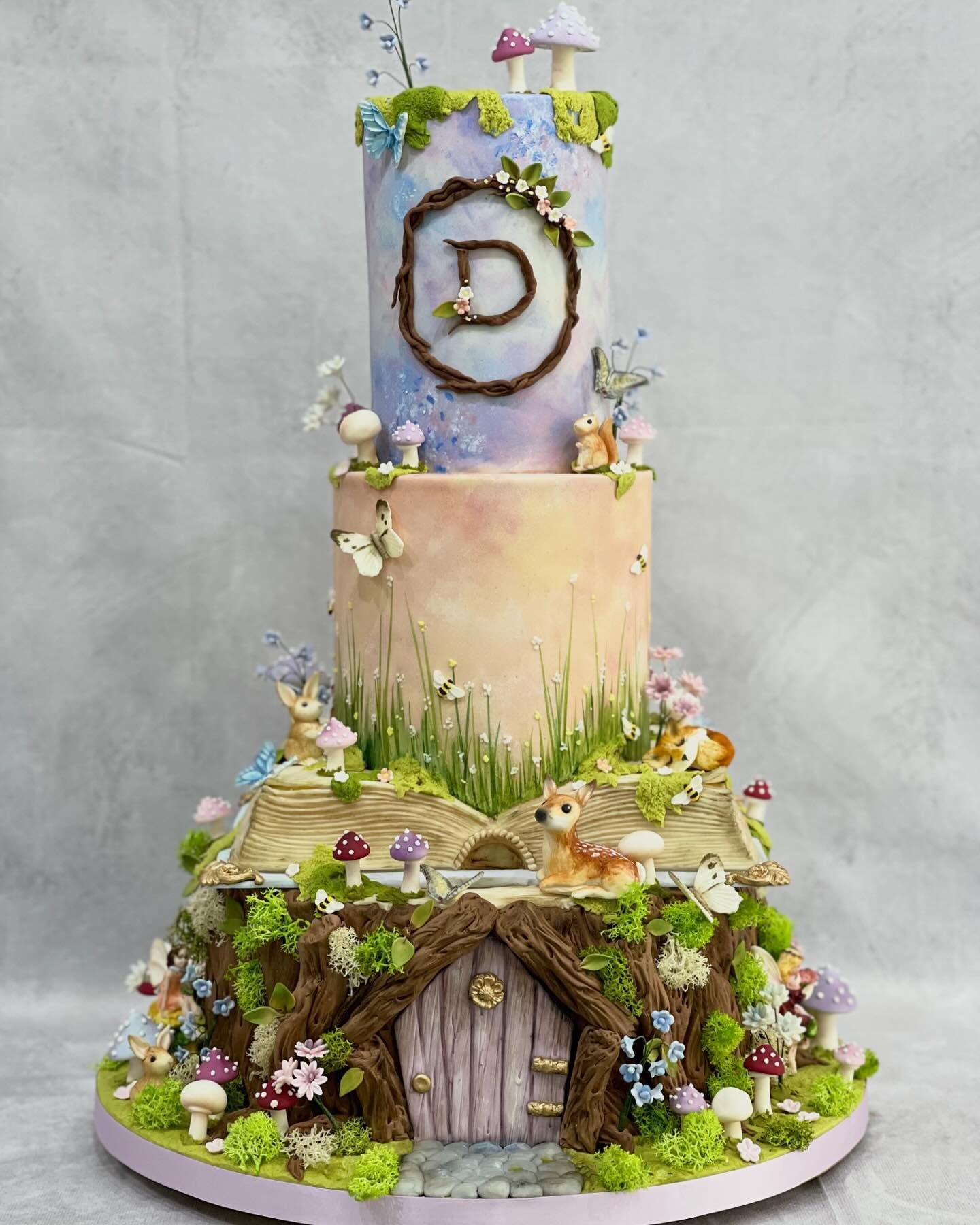 The sweetest woodland, fairy cake. So many little creatures hiding in this cake - bunnies, bees, butterflies, deer, squirrels, fairies. 

Each tier was painted by hand, layering different edible dusts and paints. 

Such a magical cake 🫶
🍄🧚🦋
.

#c