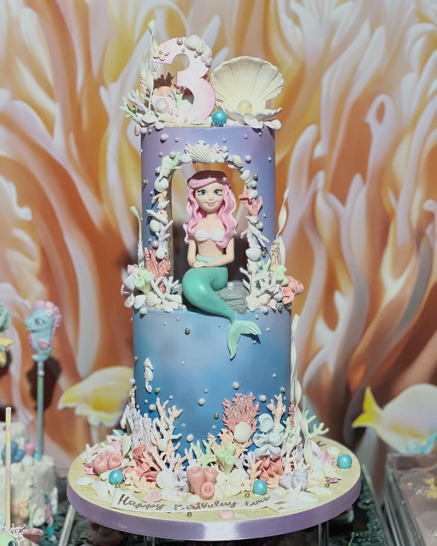 An Under The Sea cake-scape!

This cake table was a treasure trove of treats - macarons, cakepops, mini-cakes and cupcakes. All presented on a real jelly table 🌊 

Swipe to see the little mini cakes with the cutest sea creatures on top. I think the 