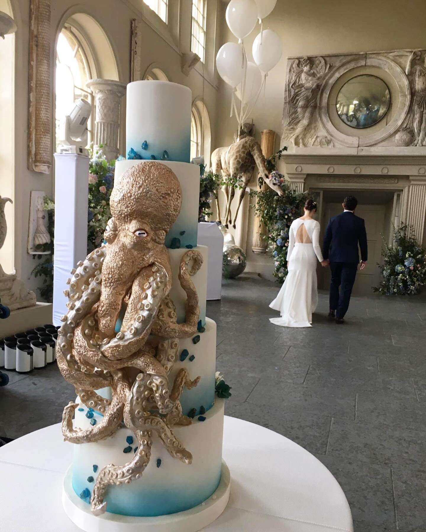 We really do love an unusual wedding cake, and this one matched perfectly with the setting @aynhoepark.

Thank you @thebijoustudio for the fun brief! 🐙🩵

.
#cake #cakeart #weddingcake #wedding #alternativewedding #sculpturalcake #sculpturecake #lux