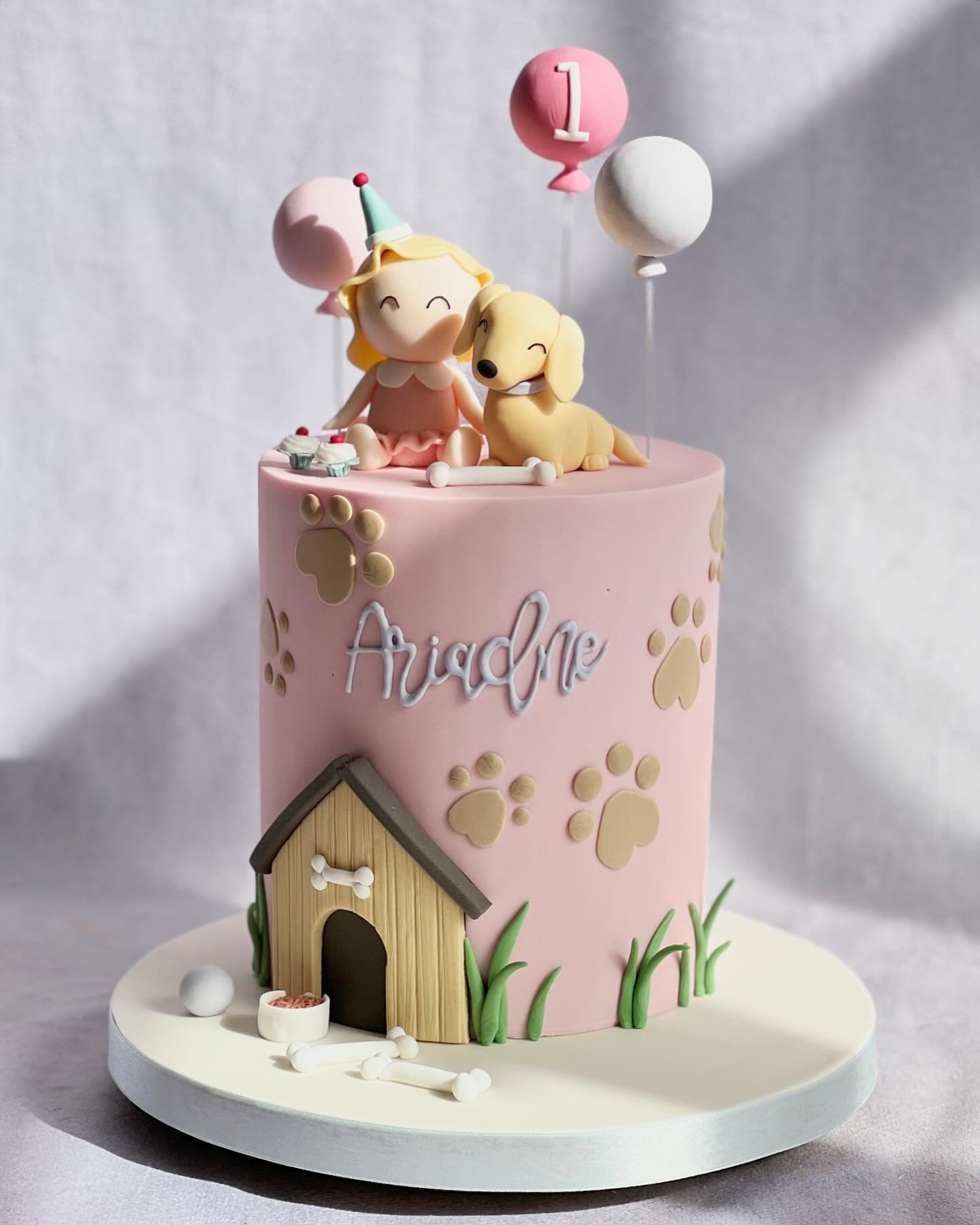 A little girl and her dog 🐶🐾 

Super sweet little birthday cake for a first birthday. The flavour was vanilla sponge with Biscoff buttercream which is becoming one of our most popular flavours.

.
#cake #cakeart #sweetcake #birthdaycake #1stbirthda