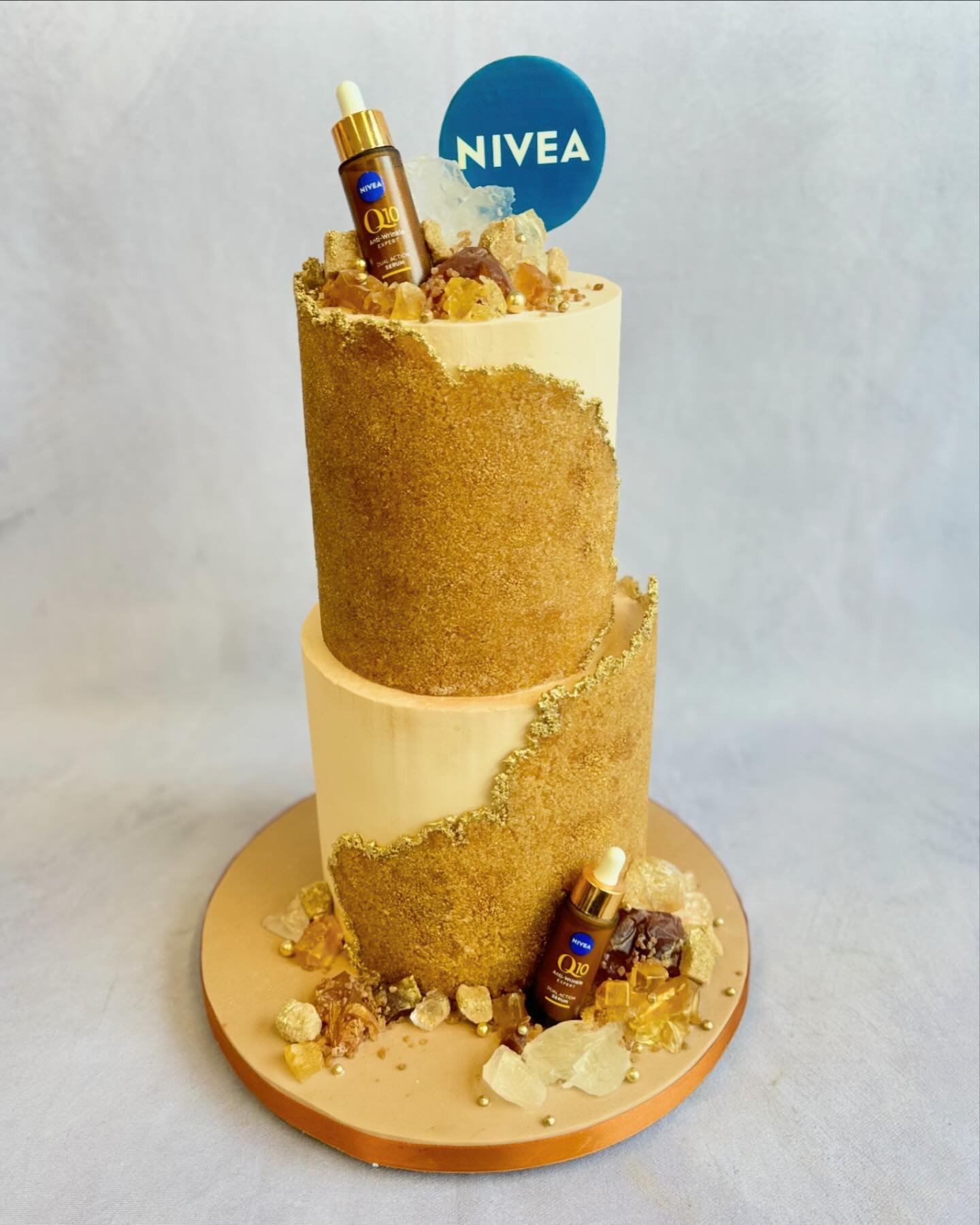 Super sweet sugar wrap cake for @nivea_uk to promote their Q10 Anti-Wrinkle Serum.

With matching sugar dipped cakepops ✨✨✨

.
#cake #cakeart #sugarcake #sugarwrapcake #brands #branding #brandidentity #brandstrategy #brandmarketing #marketingstrategy