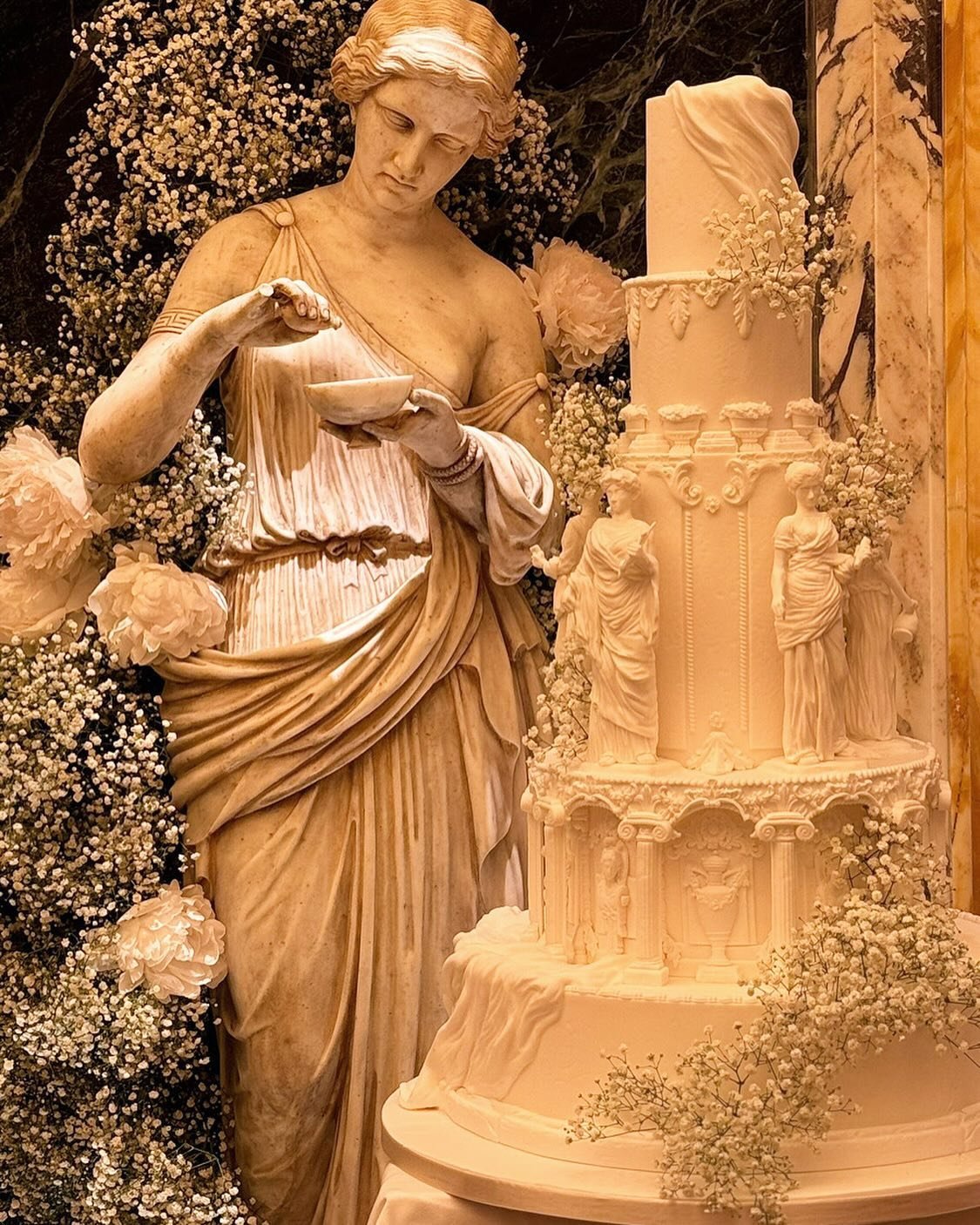 When the cake compliments the venue so perfectly 🏛️🤍

The design for this wedding cake was inspired by the stunning decor at Apollo&rsquo;s Muse @bacchanalialdn. 

For @tonymarklew ✨✨

.
#cake #cakeart #sculpture #apollo #apollosmuse #bacchanalia #