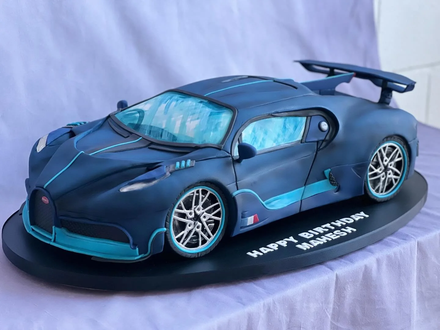 Birthday Bugatti Divo 🚙 Only 40 of these cars were made (41 now). 

Hard to tell in the photos but this cake is around 70cm long 😅

.
#cake #cakeart #carcake #bugatti #bugattidivo #luxury #luxurycars #luxurylifestyle #explore #explorepage