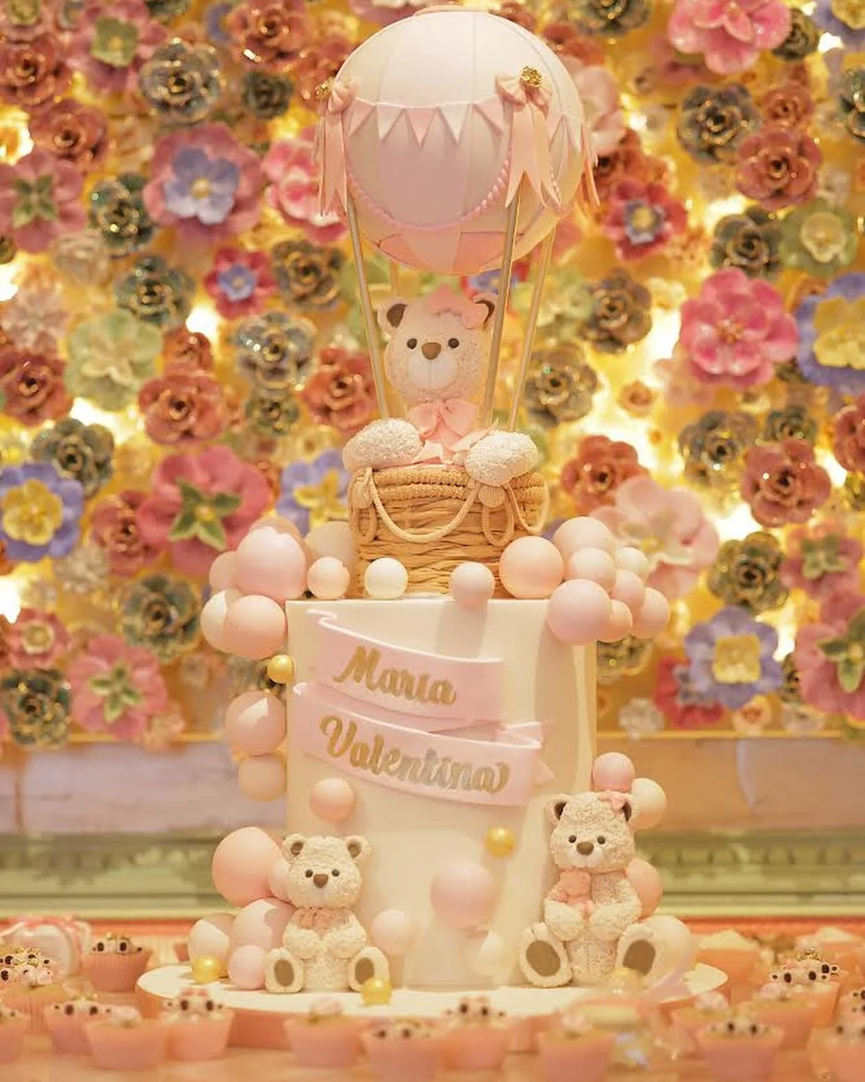 Super cute baby shower cake with matching brigadeiro 🧸💕

Displayed in the beautiful Flower Room @annabelsmayfair 🌸

.
#cake #cakeart #babyshower #babyshowercake #teddybear #baby #babycake #teddybearcake #luxury #luxurylifestyle #luxury #luxuryeven