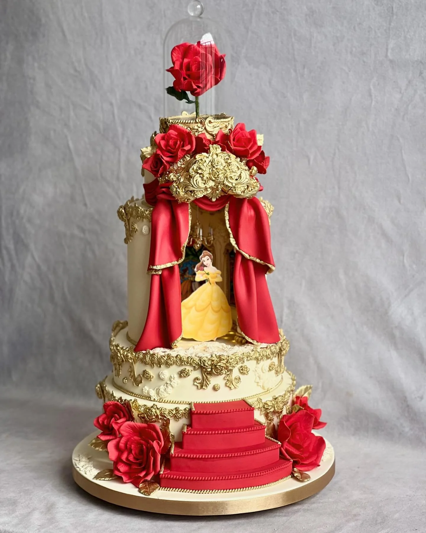 Tale as old as time&hellip; 🌹❤️

Swipe to see rose cakepops and character cookies.

Party by @beautiful_kids_parties ✨✨

.
#cake #cakeart #beautyandthebeast #beautyandthebeastcake #disney #disneycake #birthday #birthdaycake #disneybirthdaycake #luxu