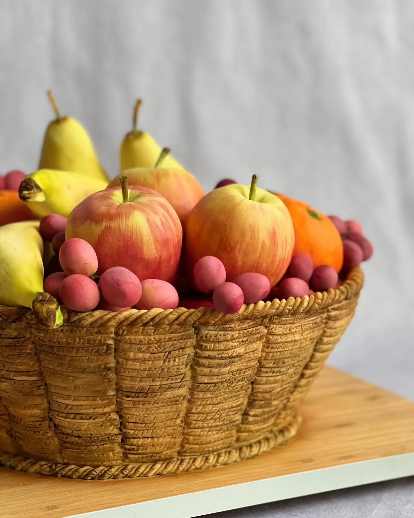 Is it cake? 

Yeah it is!! 🍇🍎🍌🍐 

.
#cake #cakeart #cakesculpture #isitcake #fruitcake #illusioncake #luxury #luxurylifestyle #luxurycakes #explore #explorepage