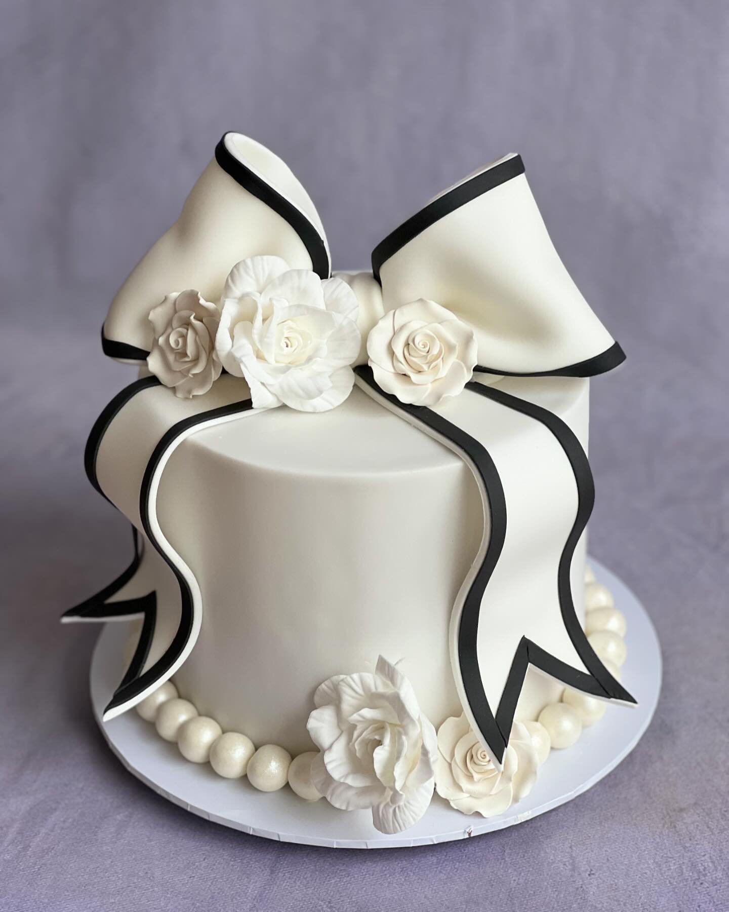 Cutie monochrome vegan birthday cake 🌱 

.
#cake #cakeart #vegan #vegancake #veganbirthdaycake #chanel #chanelcake #luxury #luxurylifestyle #luxuryevents #luxurycake