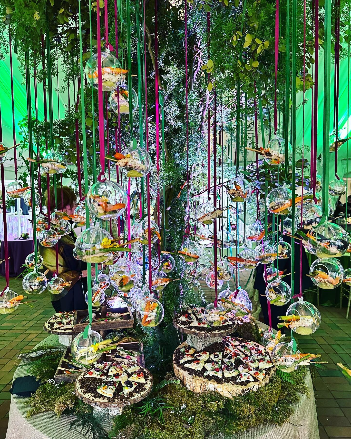 Honored to be a part of @taftmuseum gala&rsquo;s &ldquo;Enchanted Garden&rdquo; the foraging tree was a fun collaboration with @eatwellcincinnati. Hors d&rsquo;oeuvre terrariums were suspended from velvet ribbons&hellip; Woodland cake stands covered 