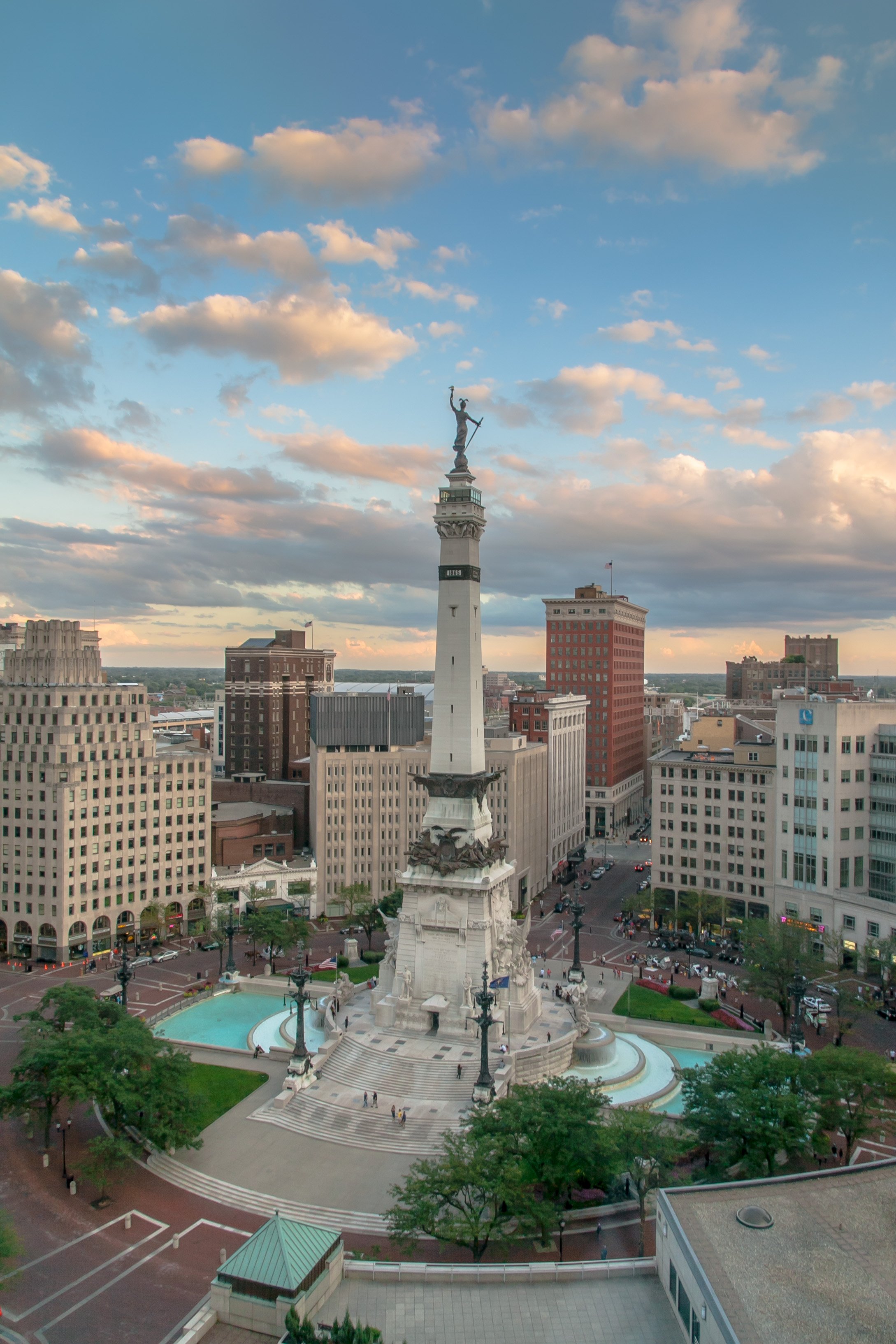 Monument_Circle,_Indianapolis,_Indiana,_USA.jpg