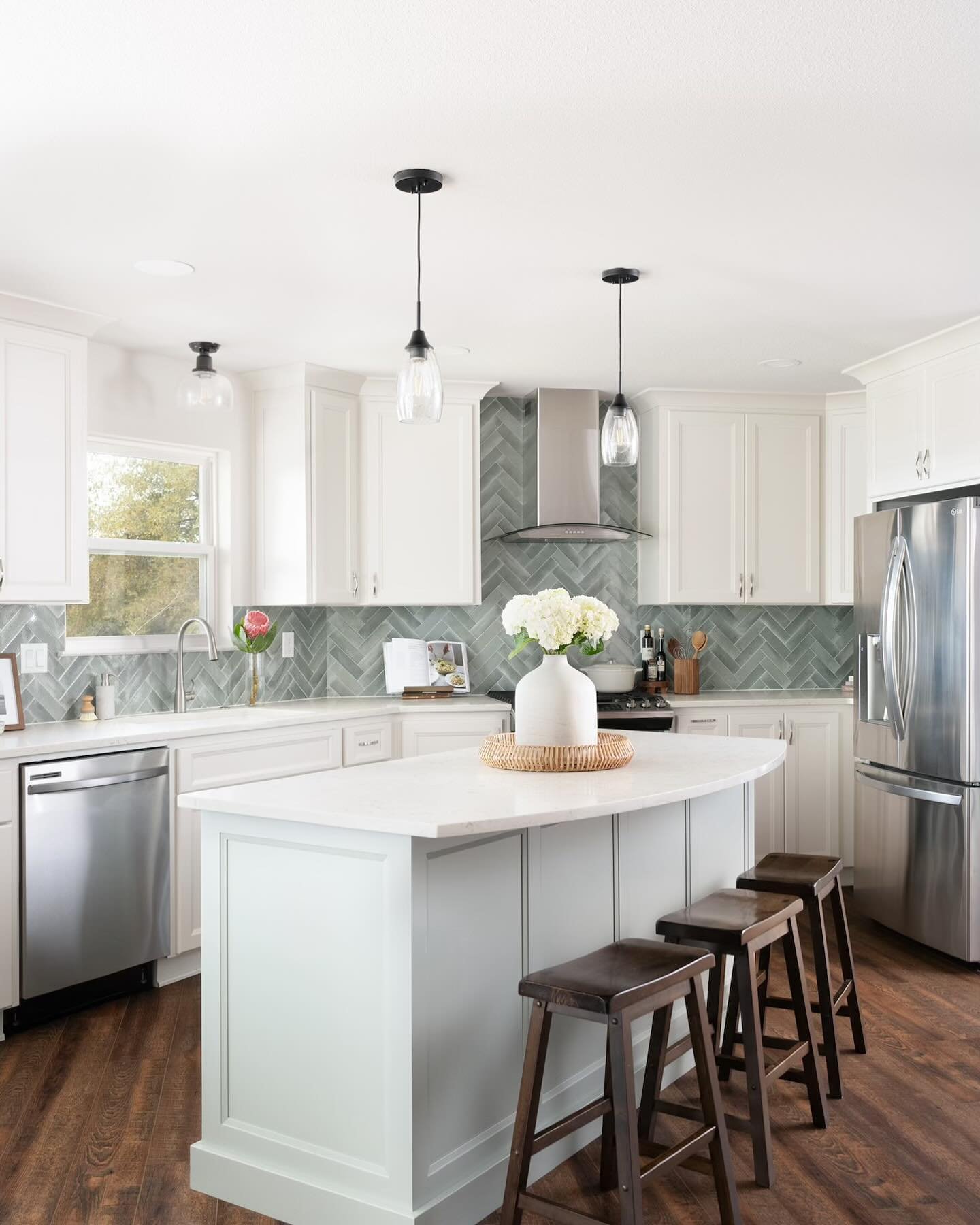 It&rsquo;s giving lakeside vibes! ⁠
.⁠
The crisp white cabinetry and stunning chevron backsplash reflect the tranquil hues of the lakeshore, blending modern design with the natural serenity of waterside living. Our team takes pride in creating spaces