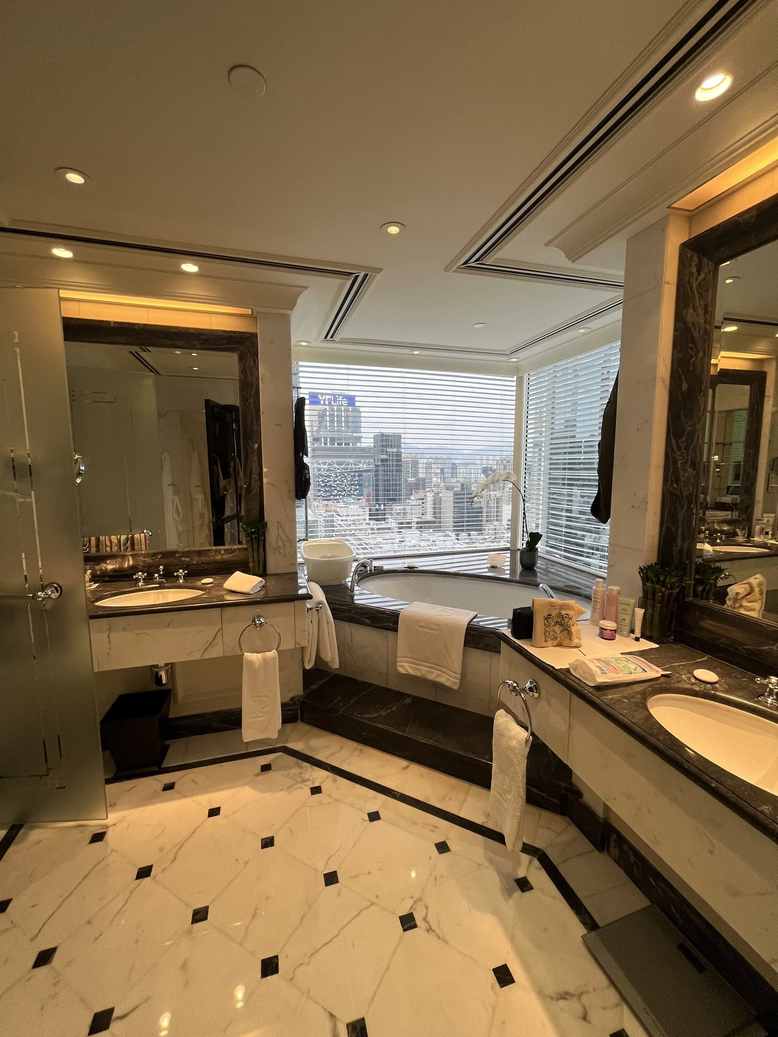 The Peninsula Hong Kong - Deluxe Harbour View Suite bathroom