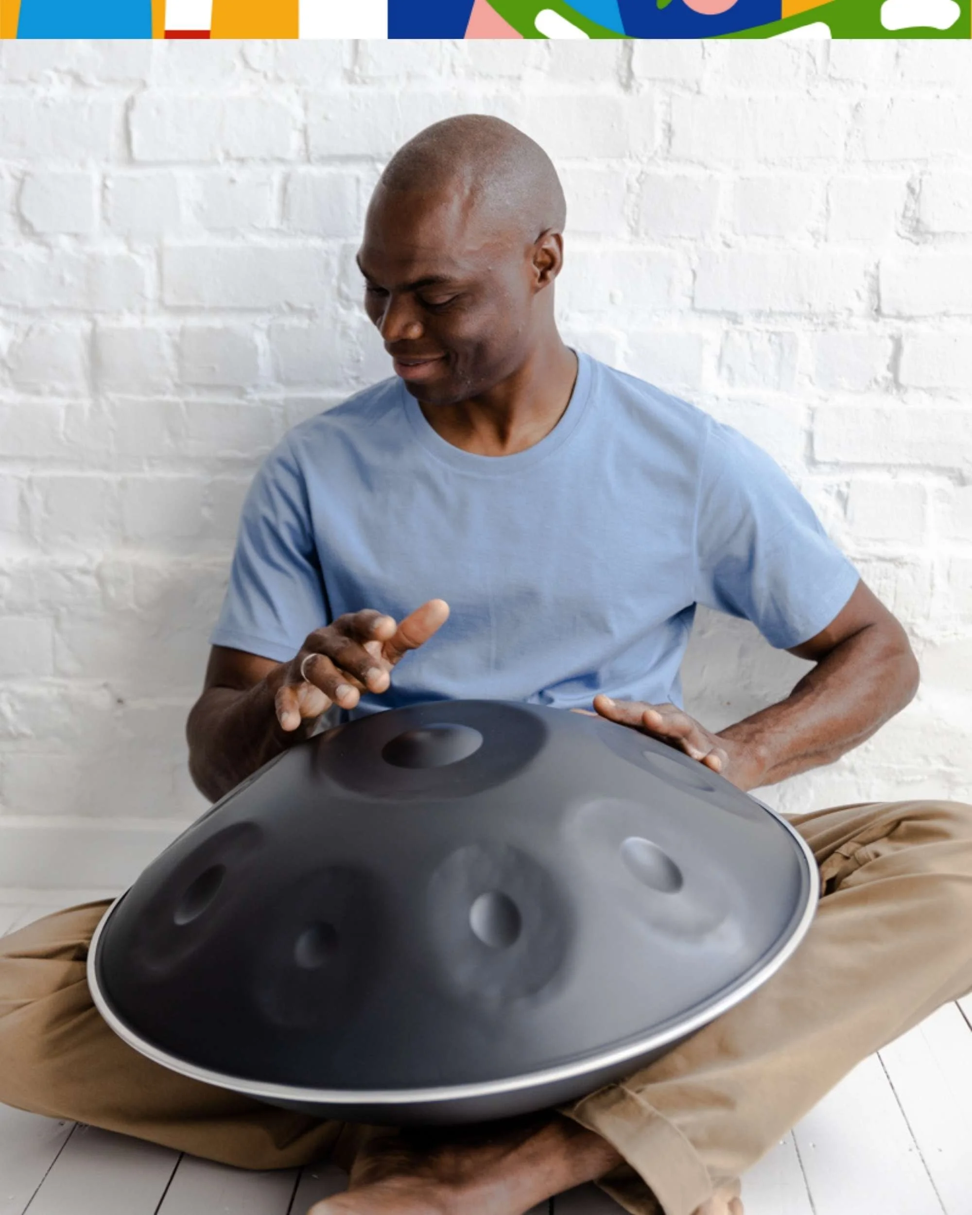 Homme jouant du handpan. Sonothérapie, relaxation et méditation Bruxelles.