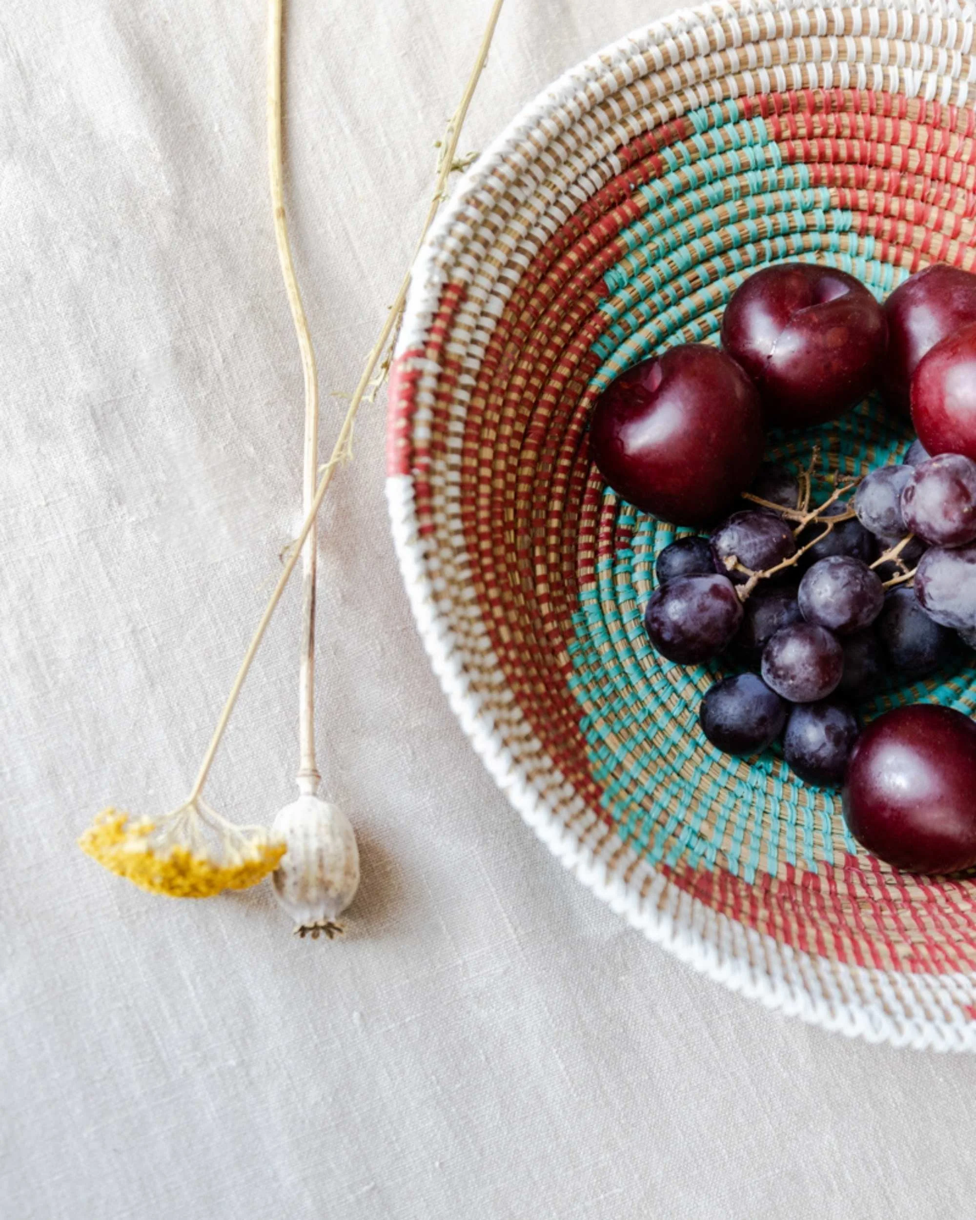Panier africain contenant des fruits. Keur Niamala, ateliers de percussions et artisanat africain