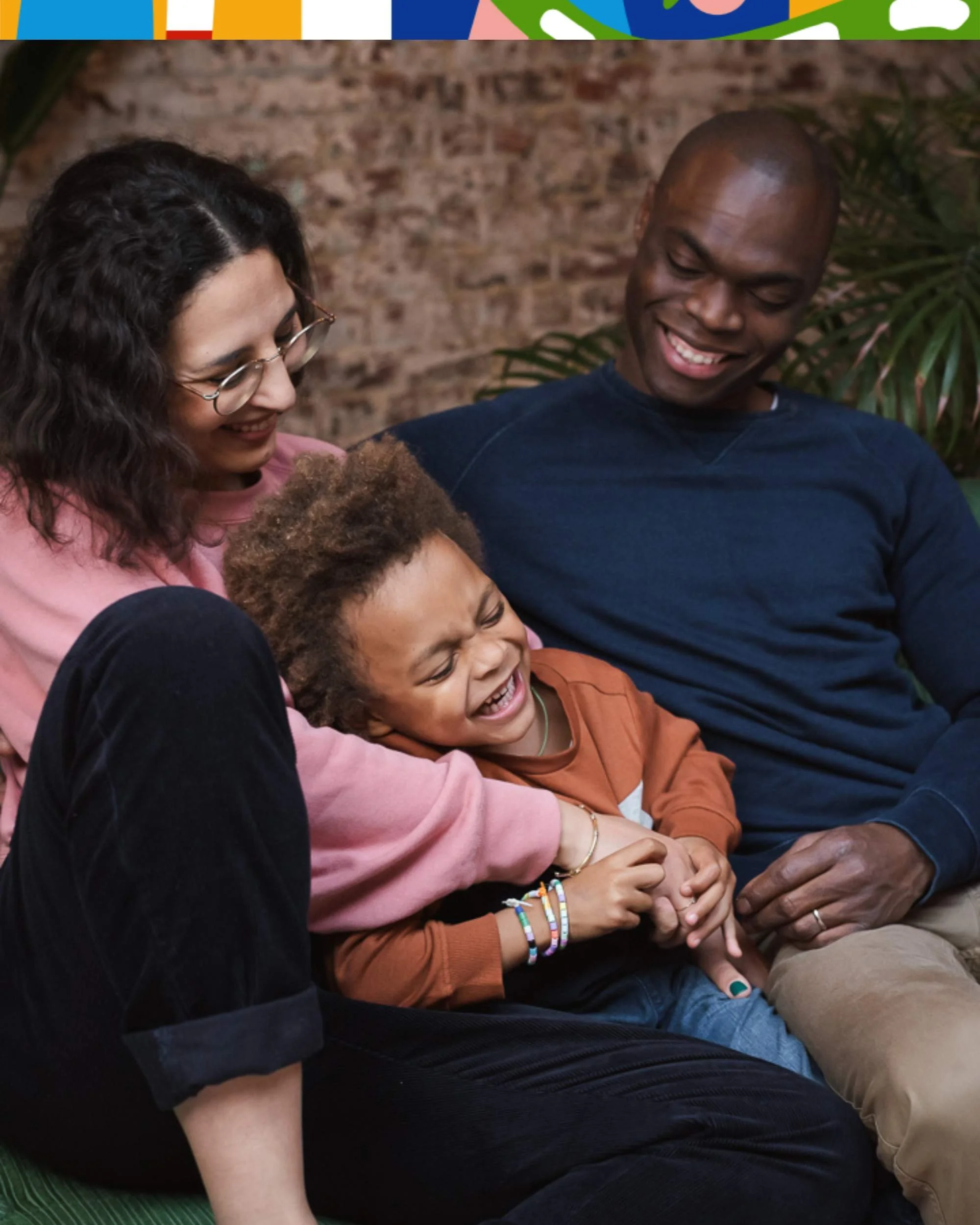 Famille heureuse riant sur leur canapé. Keur Niamala, ateliers de percussions et artisanat africain