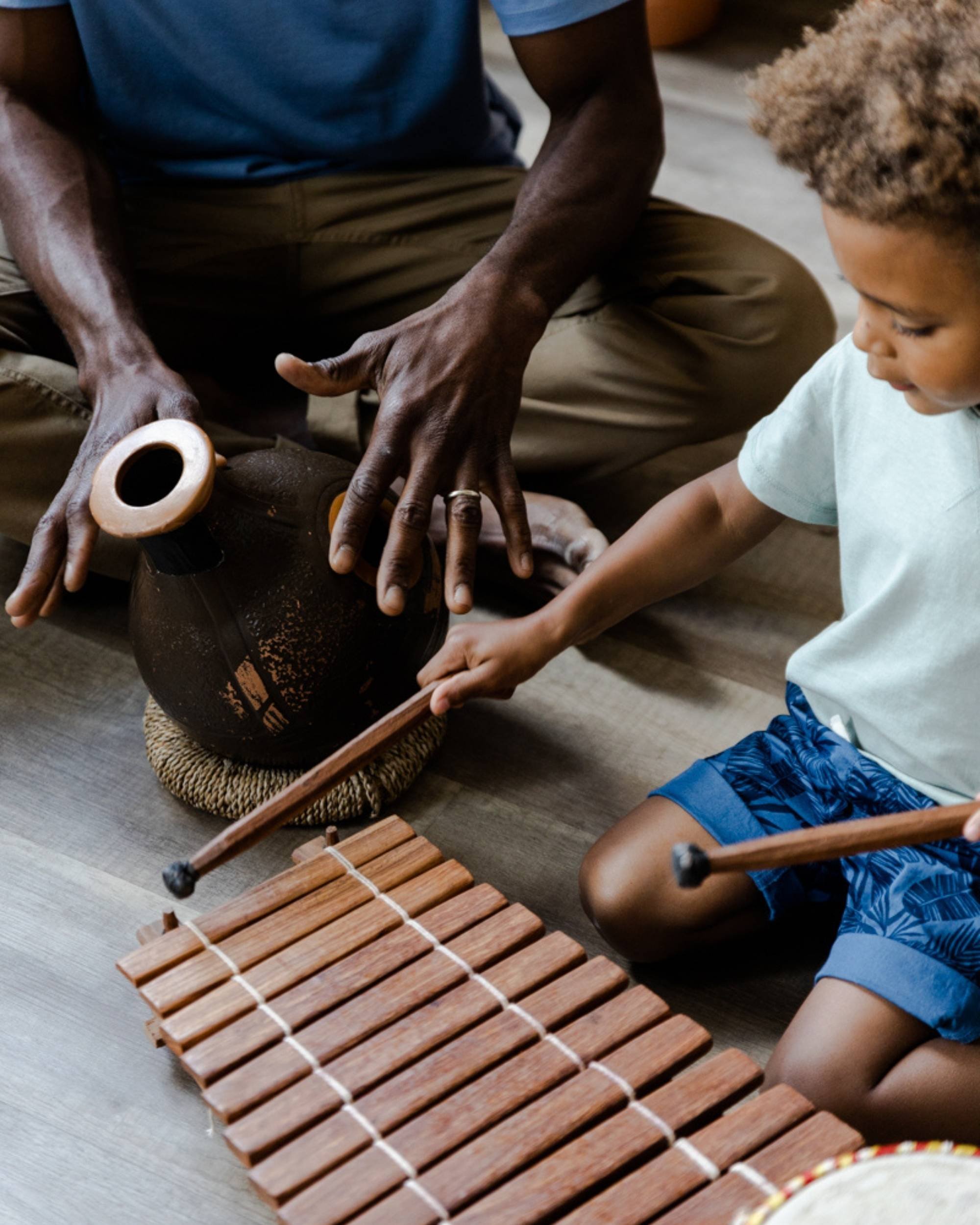 Les Enfants Jouent Différents Instruments De Musique