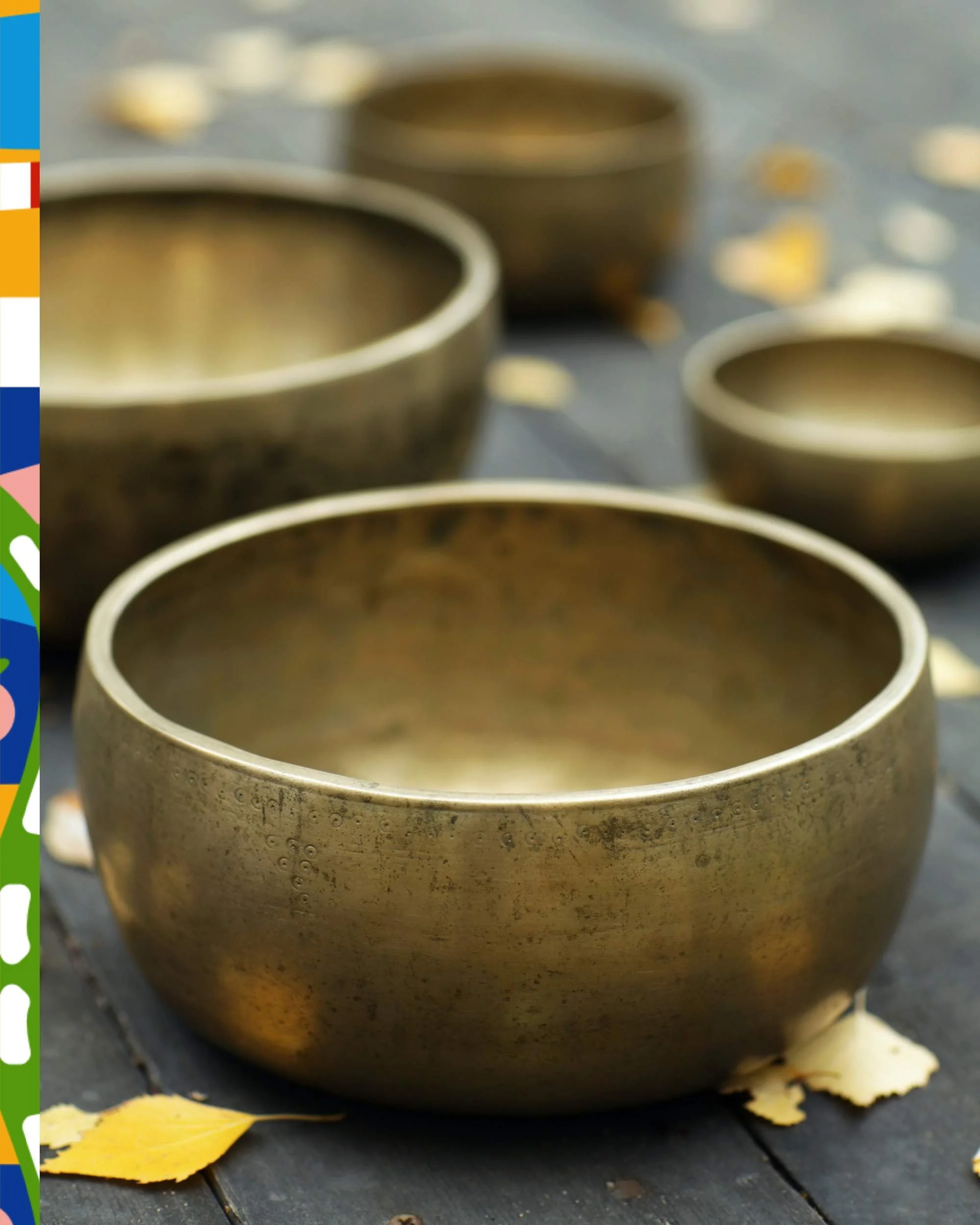 Photo en gros plan de bols chantants. Sonothérapie, relaxation et méditation Bruxelles.