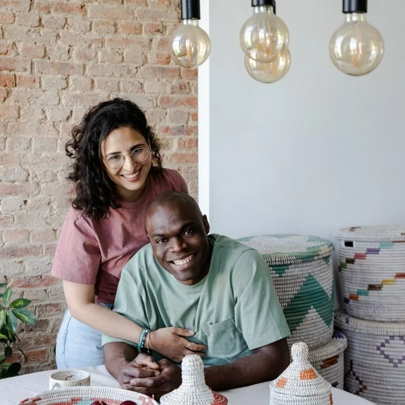 Couple présentant des paniers africains. Keur Niamala, ateliers de percussions et artisanat africain