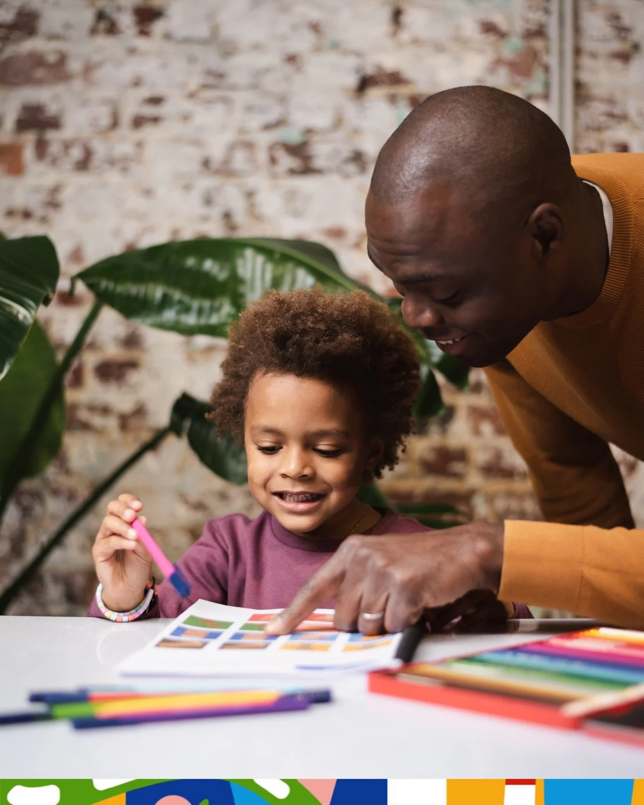 Homme et enfant jouant avec le carnet d'activité Jokko. Les activités : ateliers percussions et musicaux pour enfants