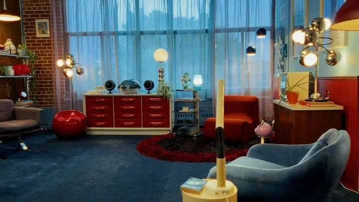 Nous sommes fiers de vous présenter notre nouveau salon Space Age! 🛸
Pour ce décor nous avons réuni des morceaux uniques, principalement fait au Canada, durant le courant “space age” né dans les années