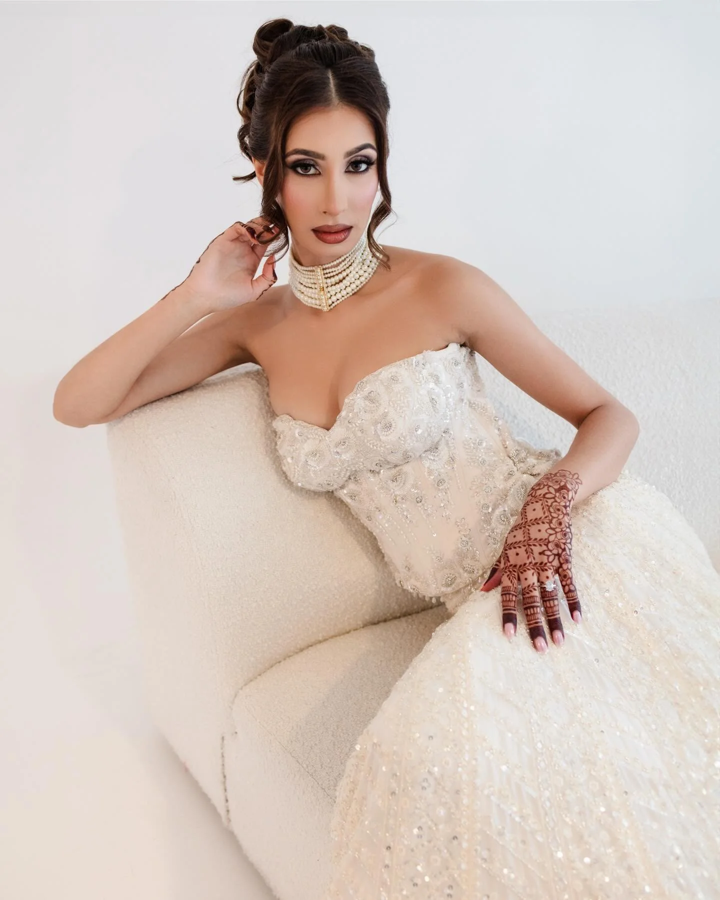 If looks could kill 🔥🔥🔥
.
In Frame: @simply_sariah_ 
Stylist : @styledbygeet 
Jewelry: @naz_collection_ca 
Photography: @pinkblossomstudios 
Makeup and hair: @glitz_and_glamour_studio 
Outfit: @vamadesigns 
Henna: @myhennaspirit19 
Location: @thes