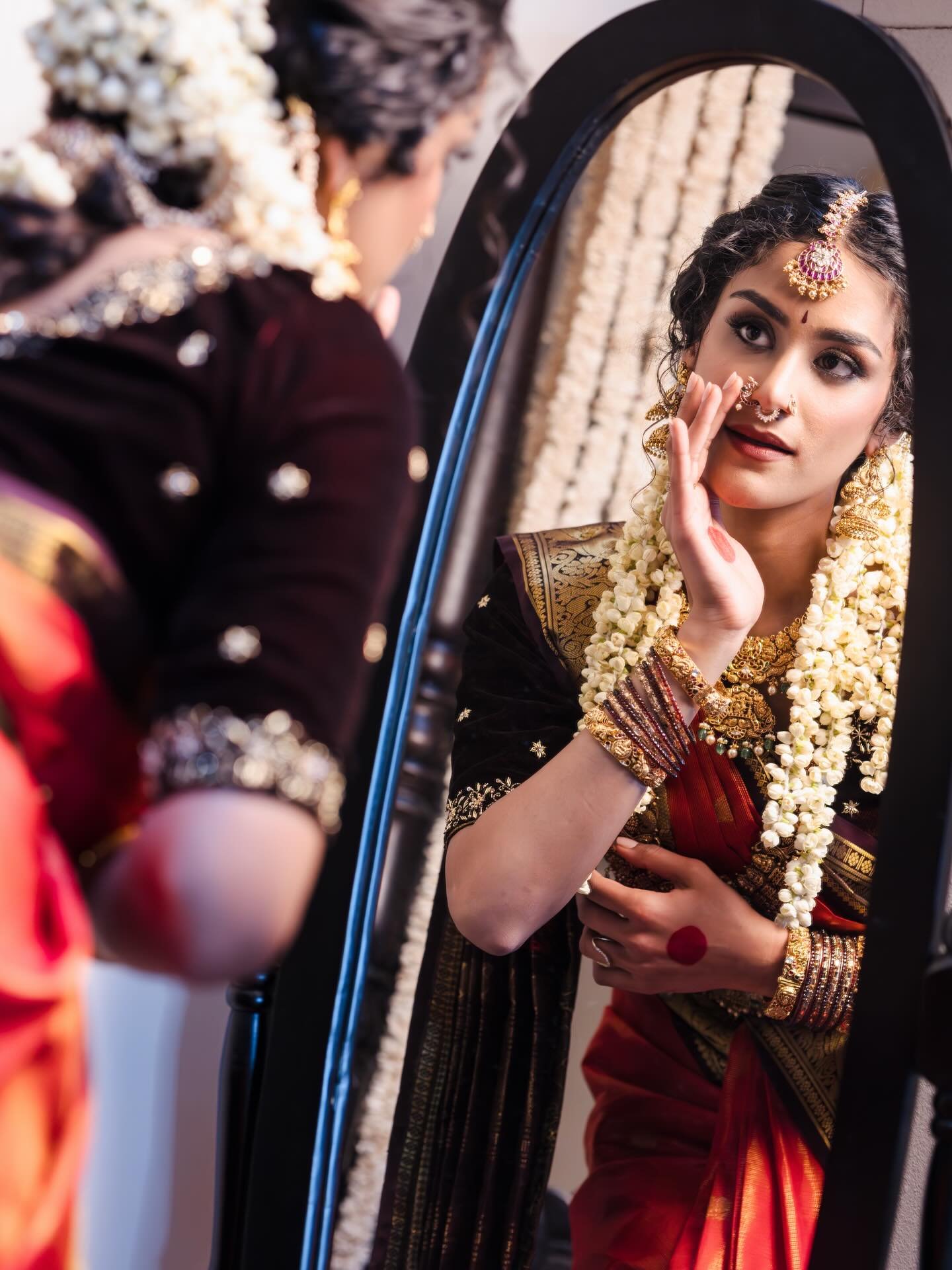 Queens of the south 👸
.
Photography: @pinkblossomstudios 
In frame: @hariniblogs @joyquester 
Sarees: @vilaasya 
Jewelry: @mahatijewels 
Make up and hair: @msutra_bride @makeup_by_mitasha 
Hair stylist: @glamstudiodiaries 
Saree draping: @perfect.sa