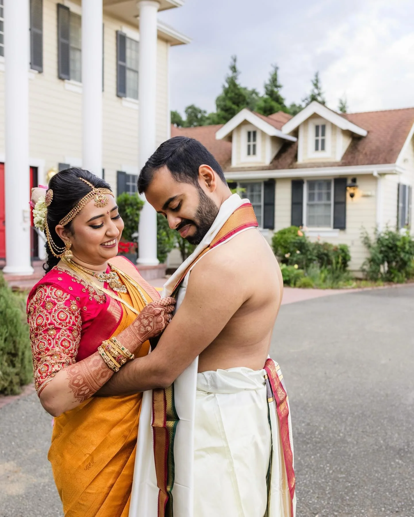 Divine blessings from above for Ramya and Shobhit&rsquo;s beautiful Telugu Wedding at @suisunvalleyinn in the countryside. The pitter- patter of the rain 🌧️ ☂️along with the traditional music 🎶 of the nadaswaram created a beautiful atmosphere. The 