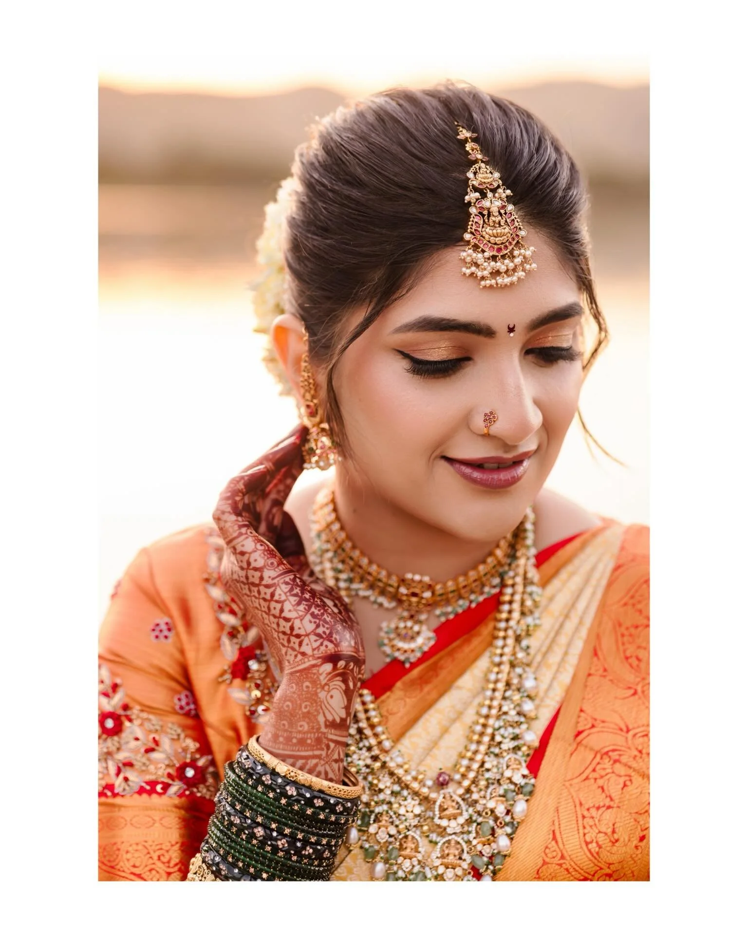 Shruthi - Drenched in morning gold and timeless grace 🌅
.
Makeup and Hair: @makeup_by_vimochana 
Saree Draping: @makeup_by_vimochana 
Henna: @henna_by_preethi 
Video: @vows_by_virazz @virazzproductions 
.
.
.
.
.
.
Bay Area Indian wedding photograph