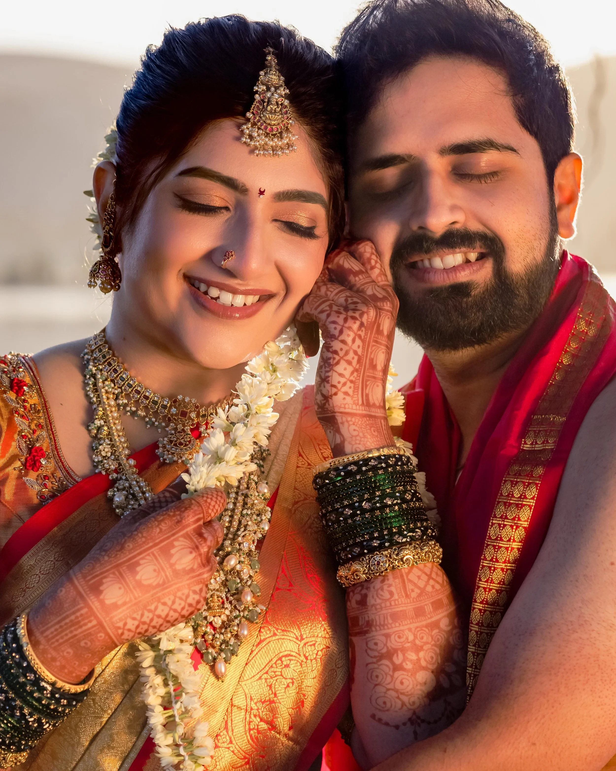 Woven in morning mist and painted in gold 🌅
.
Images by Vig and me.
Makeup and Hair: @makeup_by_vimochana 
Saree Draping: @makeup_by_vimochana 
Henna: @henna_by_preethi 
Venue: @indiacommunitycenter 
Catering: @taaza.thindi @_deccancafe_ 
Videograph