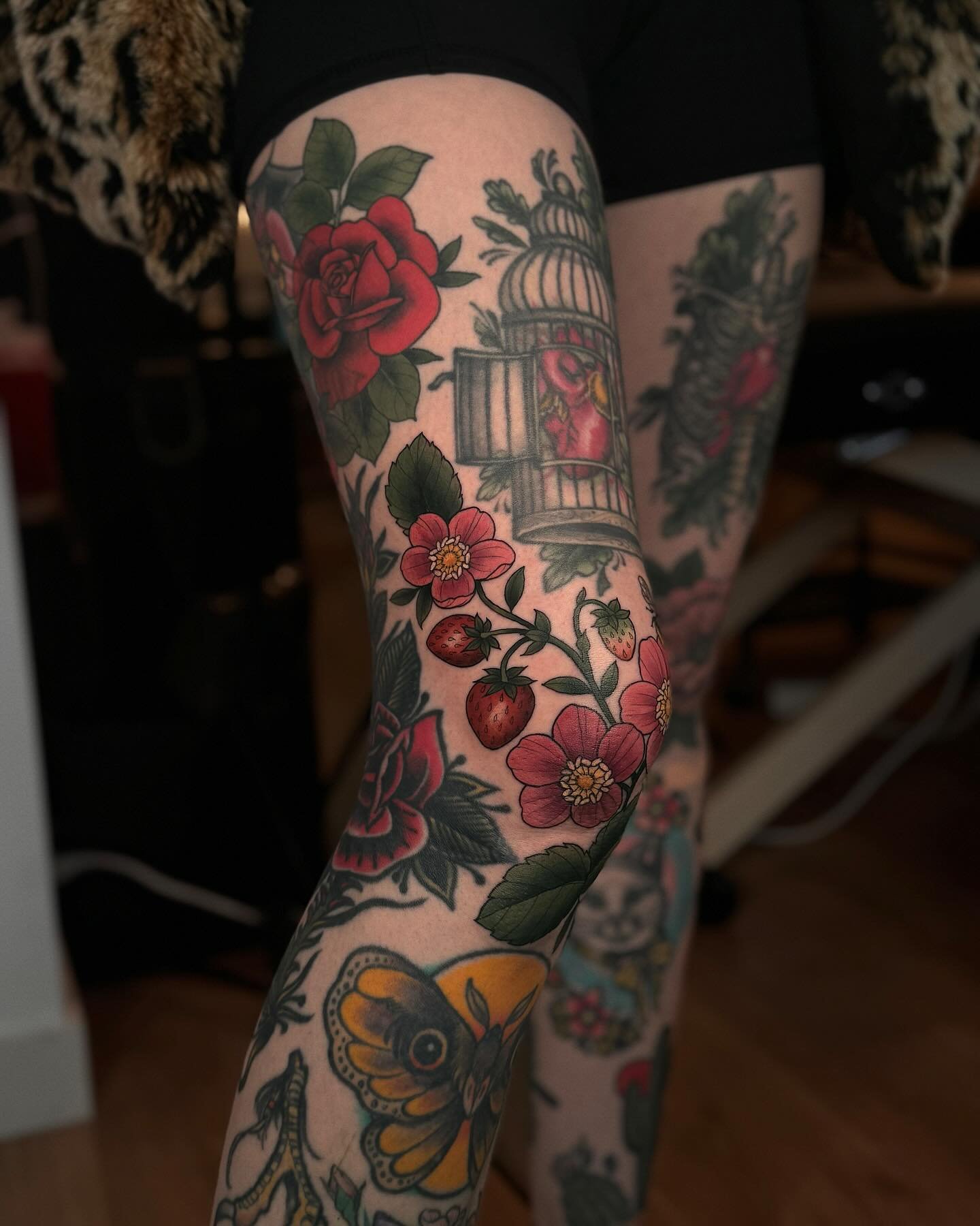 Filled in @heartofglasshair gap on their knee last week! Just some spicy lil strawberries and blossoms. Ps. Gonna send out just a couple more consult emails (literally fitting in everyone I possible can, there&rsquo;s actually TOO MANY amazing ideas)