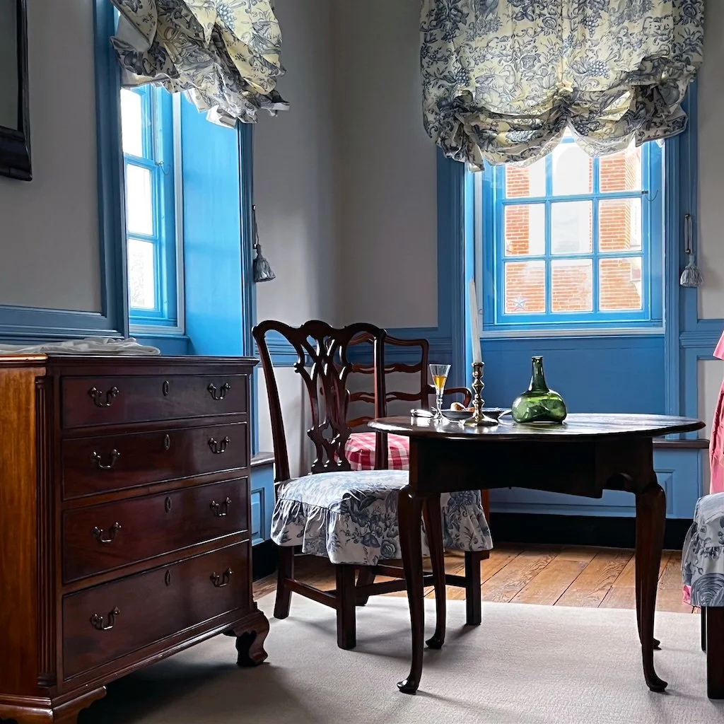 Upstairs - Main bedroom: One of Prussian blue color's main ingredients, indigo - an extremely difficult and expensive to acquire at the time- became more available through new complicated trade routes in the southern hemisphere.