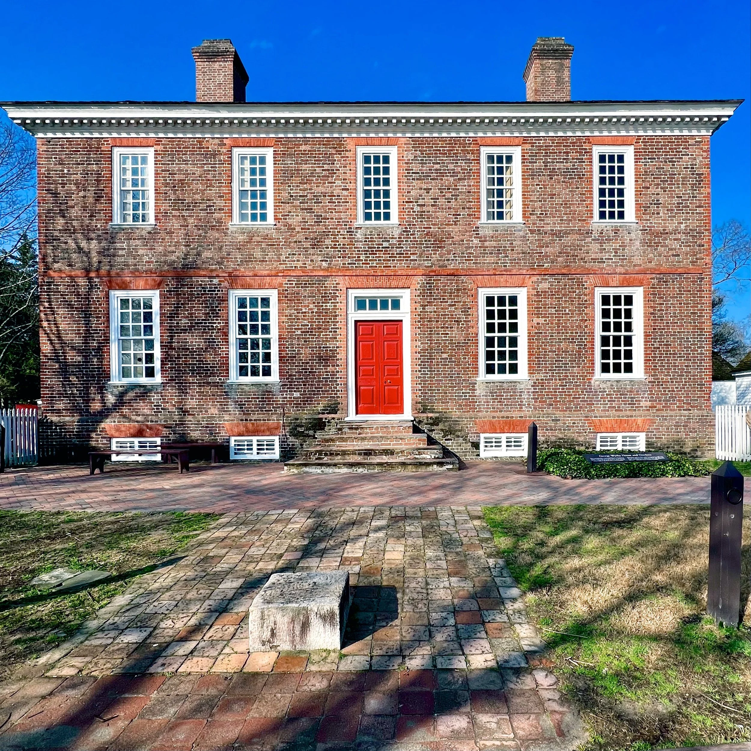 The Wythe House is a prime example of the understated elegance of Georgian architecture. Constructed between 1752 and 1754, it showcases a classic Georgian design characterized by its symmetrical layout and precise proportions. The house demonstrates