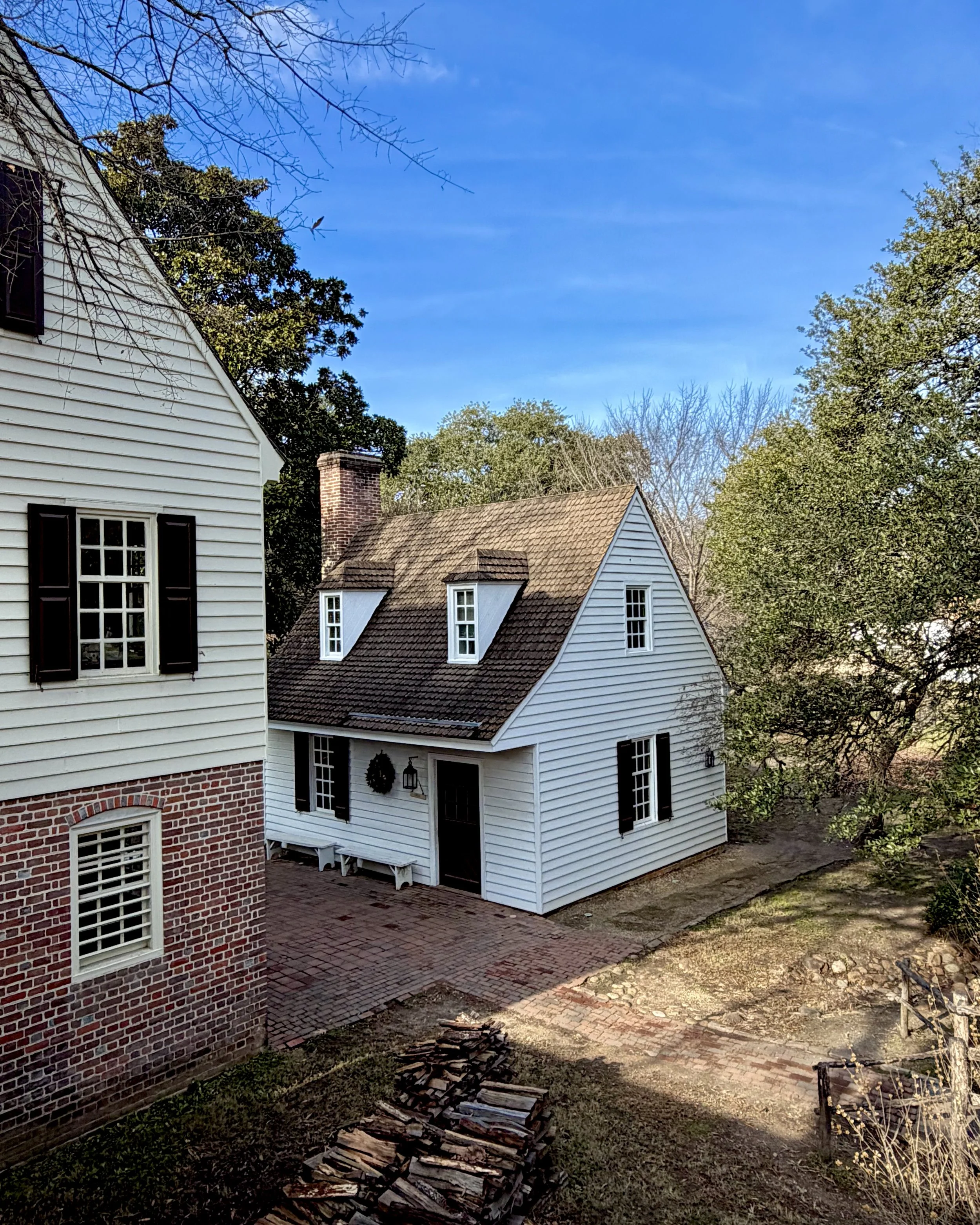 The geography of Colonial Williamsburg features hilly terrain, requiring adjustments in the planning of certain lots.