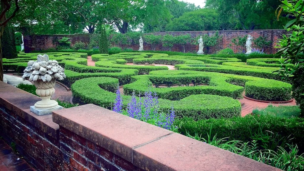 A  garden plan by Palace architect John Hawks given to Venezuelan traveler Francisco de Miranda visiting New Bern in 1783, was discovered in 1991. This plan shows a strong French influence.