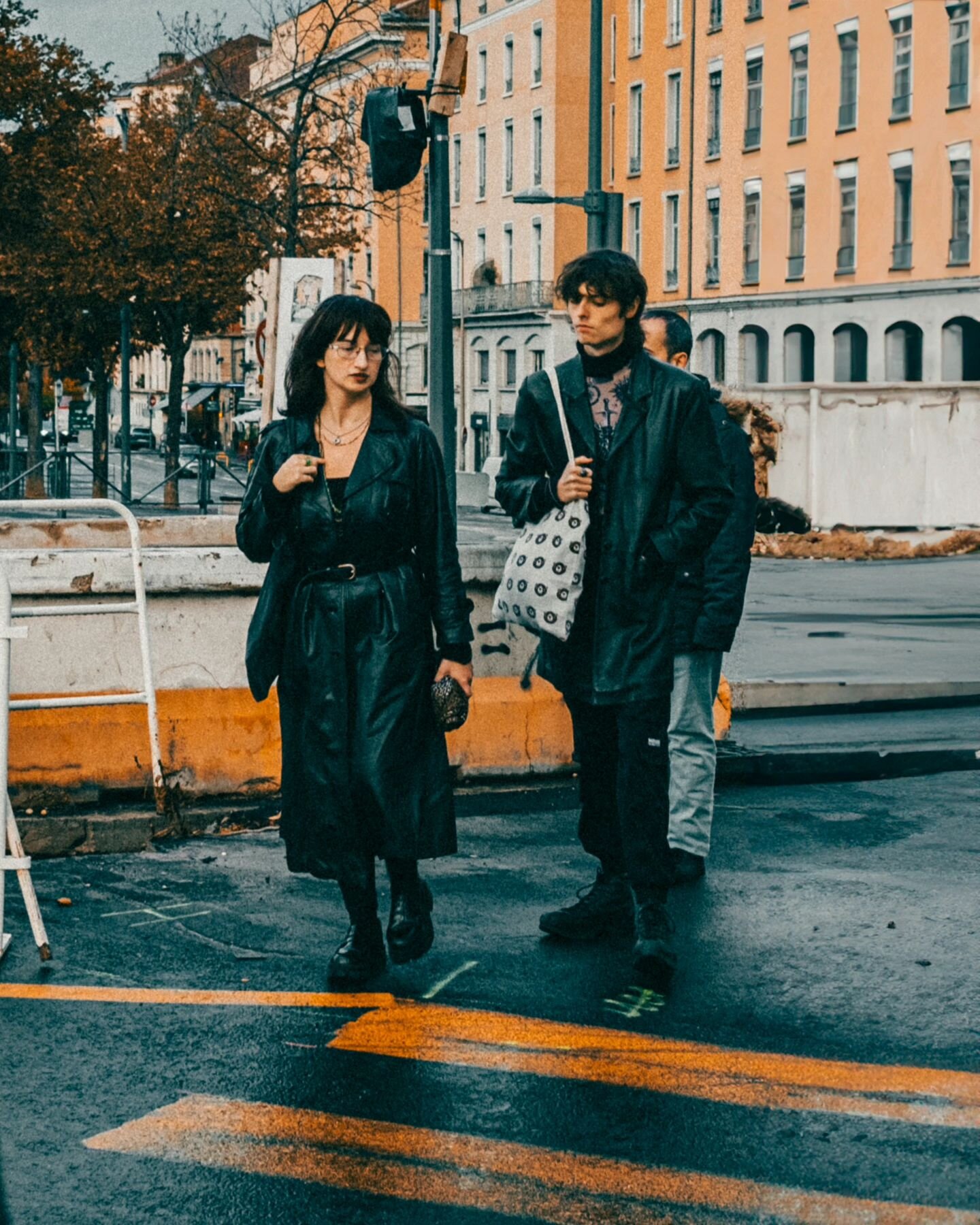 Passants vers bellecour 

#lyon #france #europe #fujifilmx100v  #streetphotography #lyon_seulement #lyoncity #lepetitpaum&eacute; #lebonbonlyon #lyontourisme #lyonfallinlove #lyon_secret #leprogres #lyon_only #onlylyon #streetstyle #oldstreet #blogin