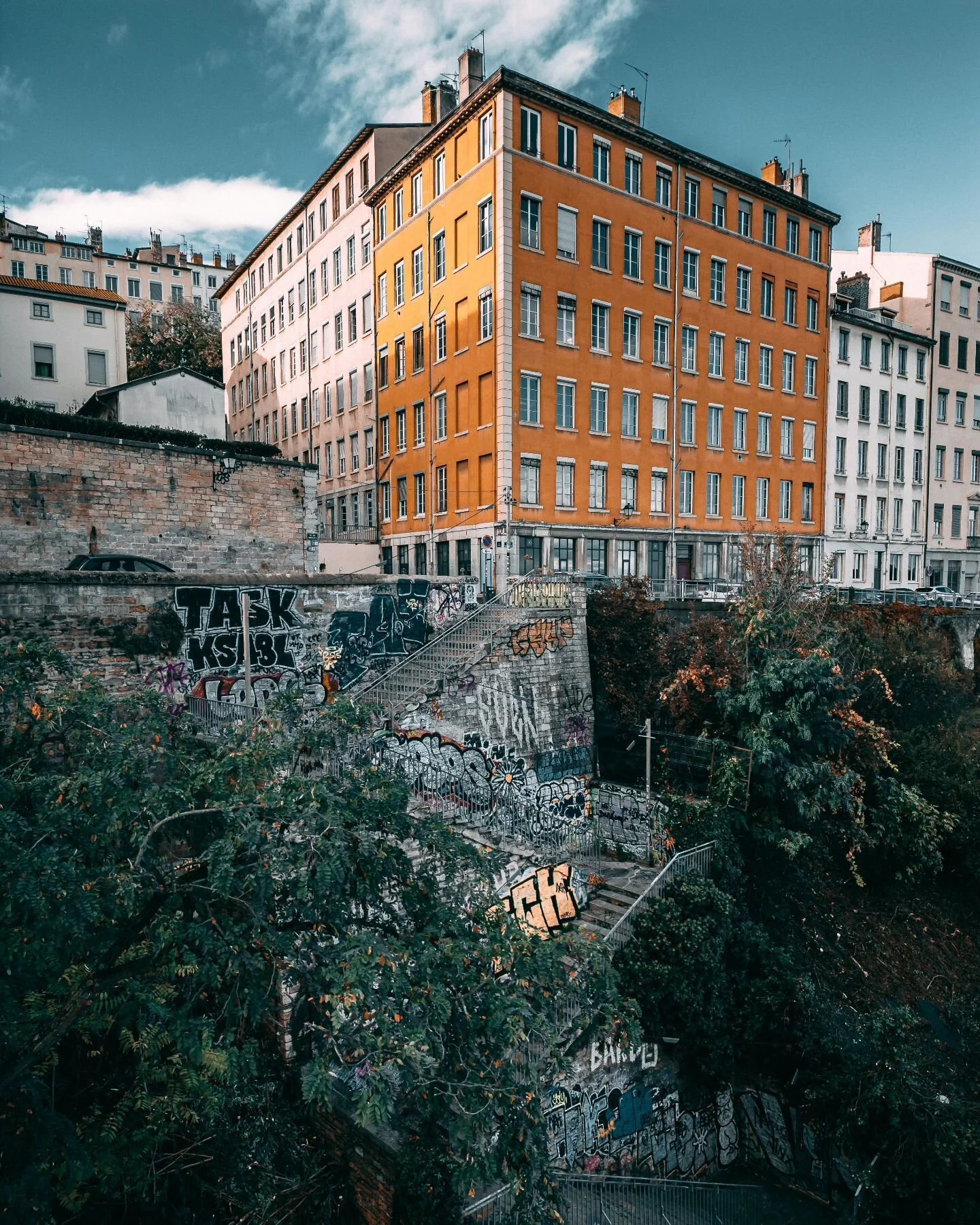 La croix rousse proche de nouveau de la super galerie @lebleuduciellyon

#lyon #france #europe #dji #mini3pro #stairs #vertical #oldbuilding #streetphotography #lyon_seulement #lyoncity #lepetitpaum&eacute; #lebonbonlyon #lyontourisme #lyonfallinlove
