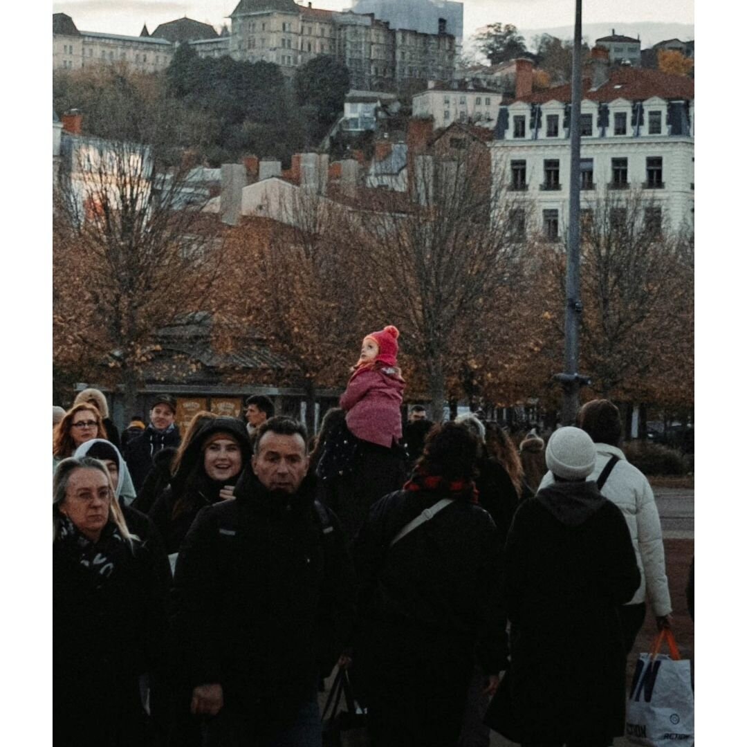 Participation au concours de @igerslyon sur le theme &quot;leve les yeux&quot; 

#lyon #france #europe #fujifilmx100v  #streetphotography #lyon_seulement #lyoncity #lepetitpaum&eacute; #lebonbonlyon #lyontourisme #lyonfallinlove #lyon_secret #leprogr