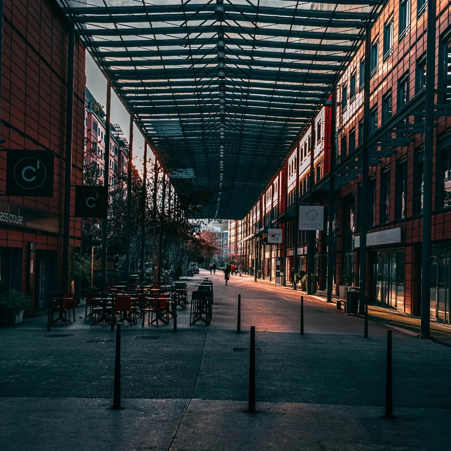 I'm back ! Je suis de retour !

Commen&ccedil;ons cette nouvelle ann&eacute;e avec u.e photo pos&eacute;e dans la cit&eacute; internationale 

#lyon #france #europe #fujifilmx100v #sunset #streetphotography #lyon_seulement #lyoncity #lepetitpaum&eacu
