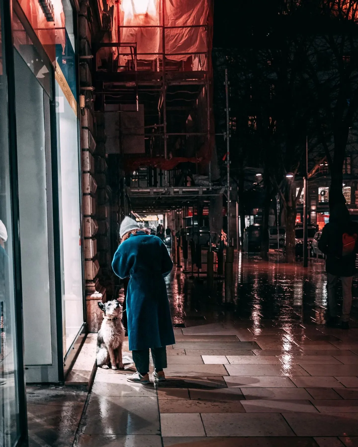 J'ai essay&eacute; de raconter quelque chose ici.
La lumiere du haut qui aurait pu &ecirc;tre la lumiere principale masqu&eacute;e par un drap et le reste des lumieres etant rouges. (Edit:m&ecirc;me si je viens de remarquer que insta &agrave; crop le