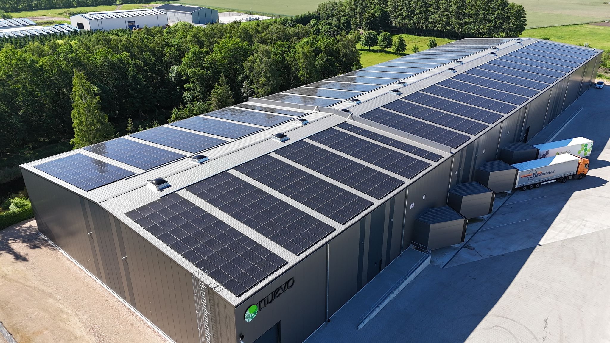 Bestehende 800kWp PV auf apetito Halle.JPEG