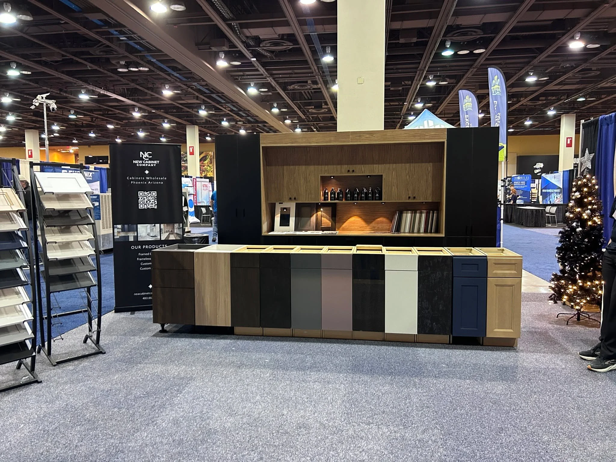 We spotted one of our customers at the Phoenix Builder's Expo on Wednesday, @newcabinetcompany ! We had so much fun checking out the different builder booths from around Phoenix and meeting a few new potential customers of our own. Bonus: getting all