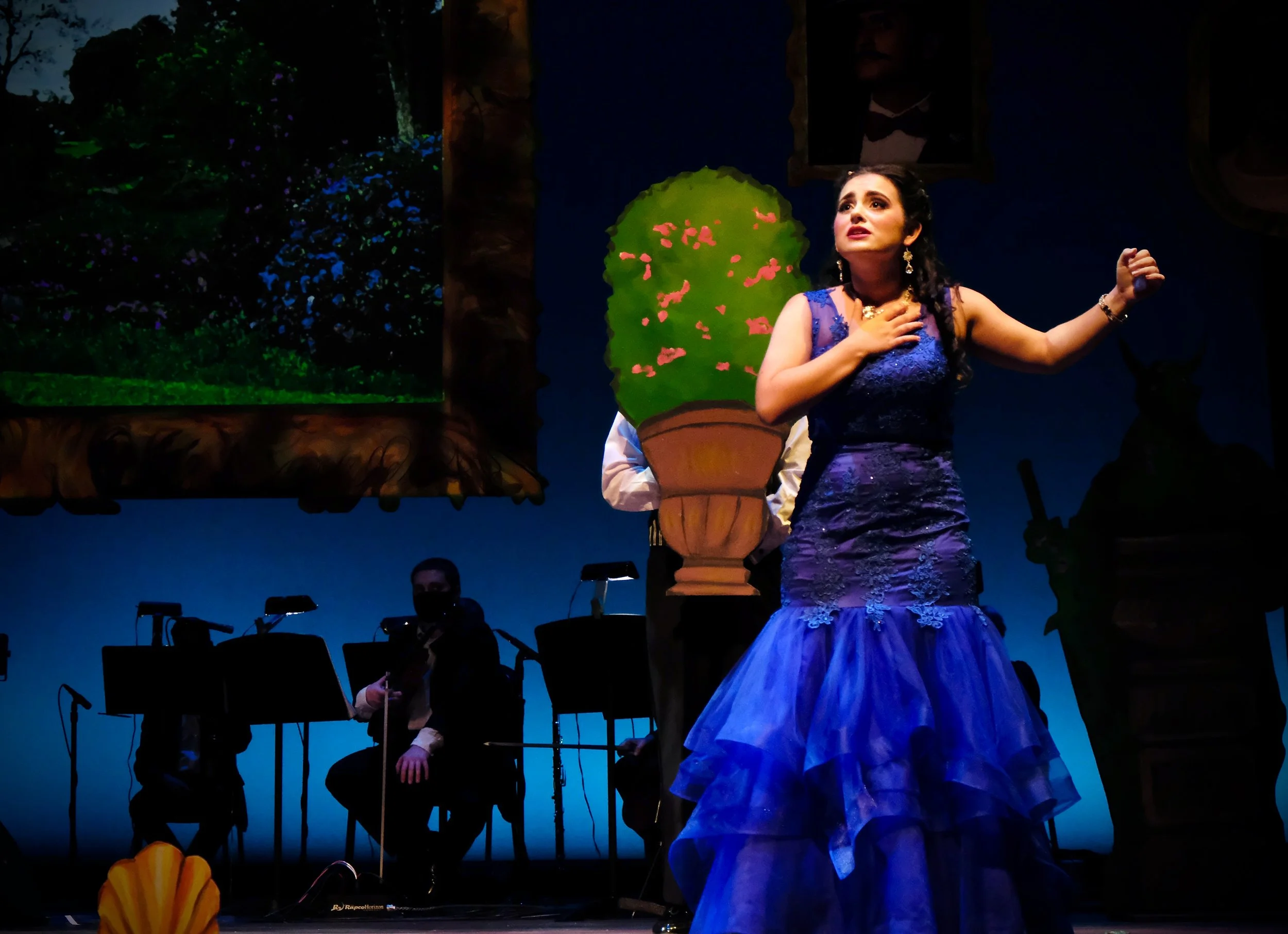Amelia Elias as Lady Phoebe D'Ysquith