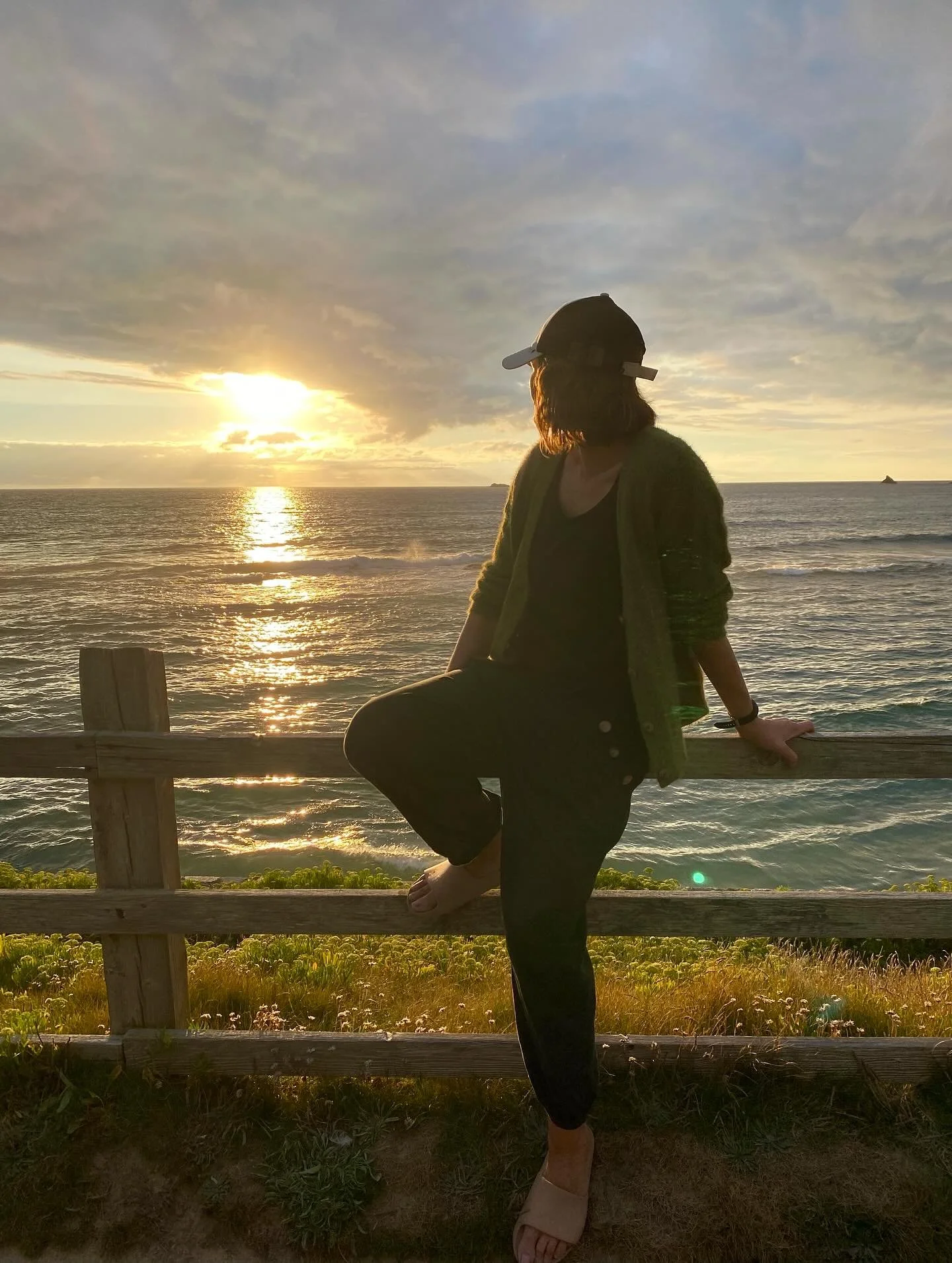 Few pics from Cornwall including little windswept acoustic version of our new single &lsquo;Anchor&rsquo; ⚓️

#timetobuyadecentmic #cornwall #newmusic #lotsofsand