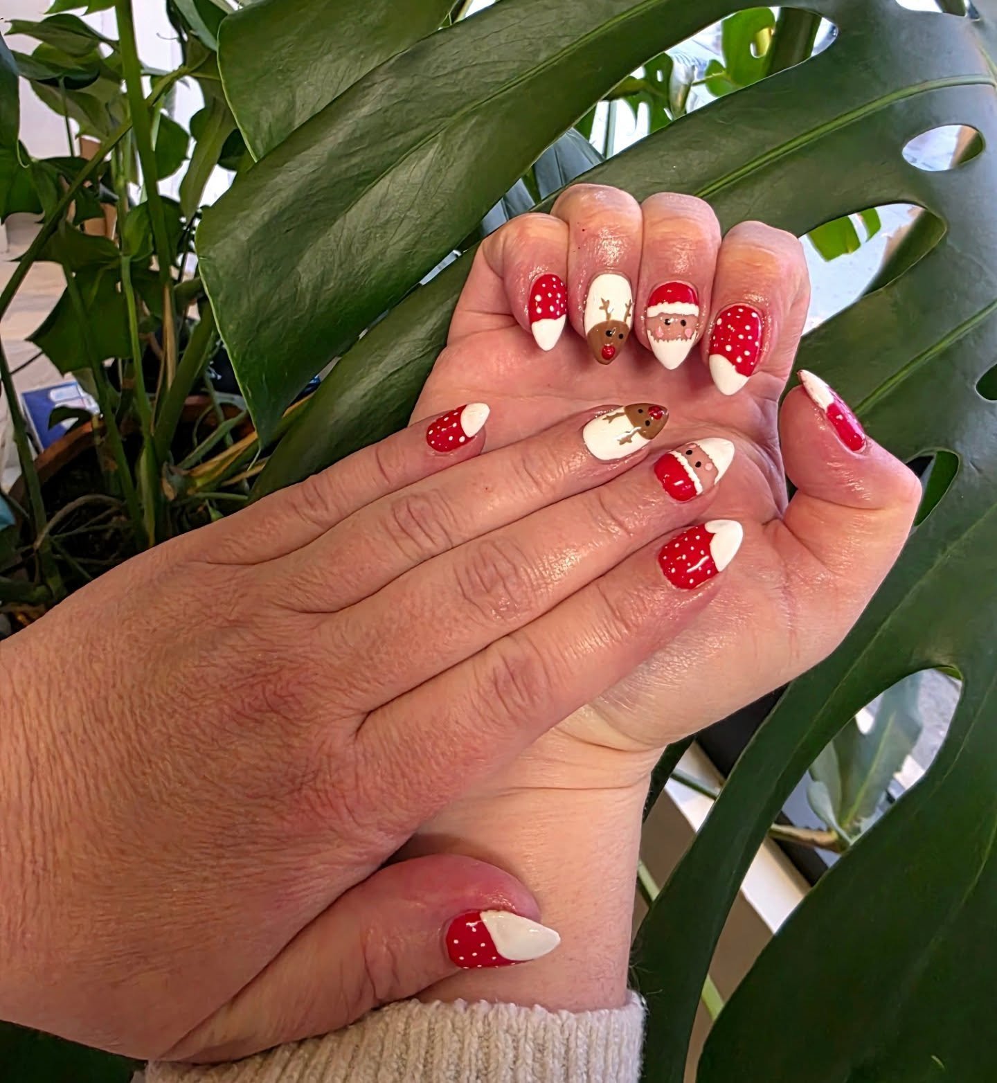 Hot chocolate, cozy sweaters and fresh holiday nails.. name a better trio🎄✨️

#saltdayspa #salttherapy #leducspa #yegspa #holidaynails💅