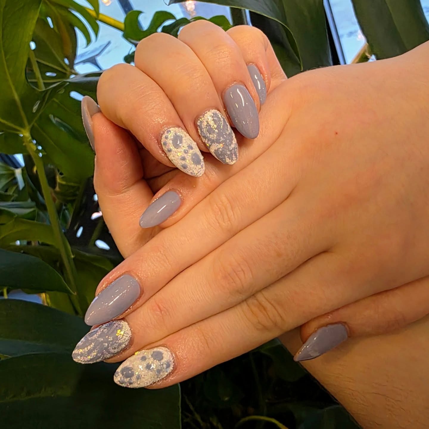 The perfect snowy nails on a snowy day❄️

#salttherapy #saltdayspa #yegspa #leducspa #winternails #snowday❄️