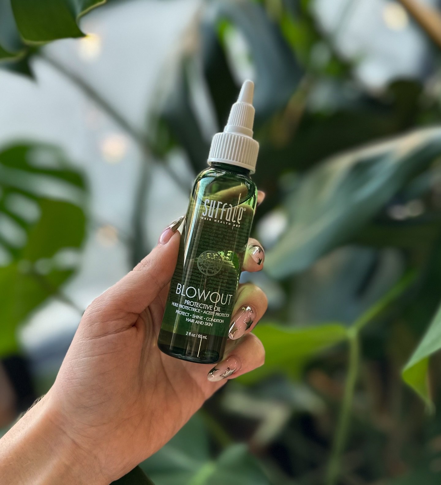 Product of the Week
💚Blowout Protective Oil💚
If you heat style your hair then this oil from Surface is for you!
This is your invisible shield before the blow dryer, flat iron, curling wand, all of it. It seals the cuticle, smooths frizz, adds insan