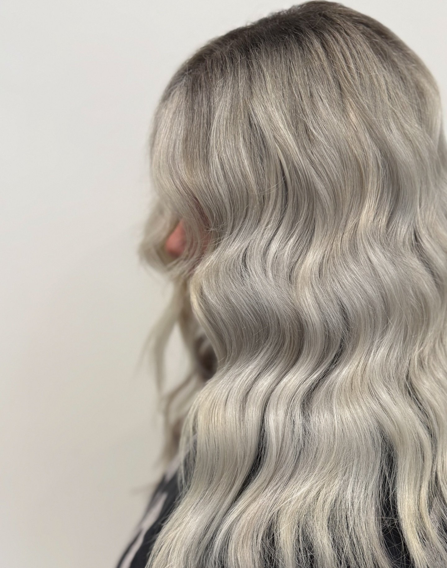 Swipe to see the before &mdash;&mdash;>
This is what a 2 day install &amp; colour looks like
This one had me SWEATINNN&hellip; the amount of hair she has naturally is THICK
but worth the work when she cries in your chair with how happy she is 🤍

