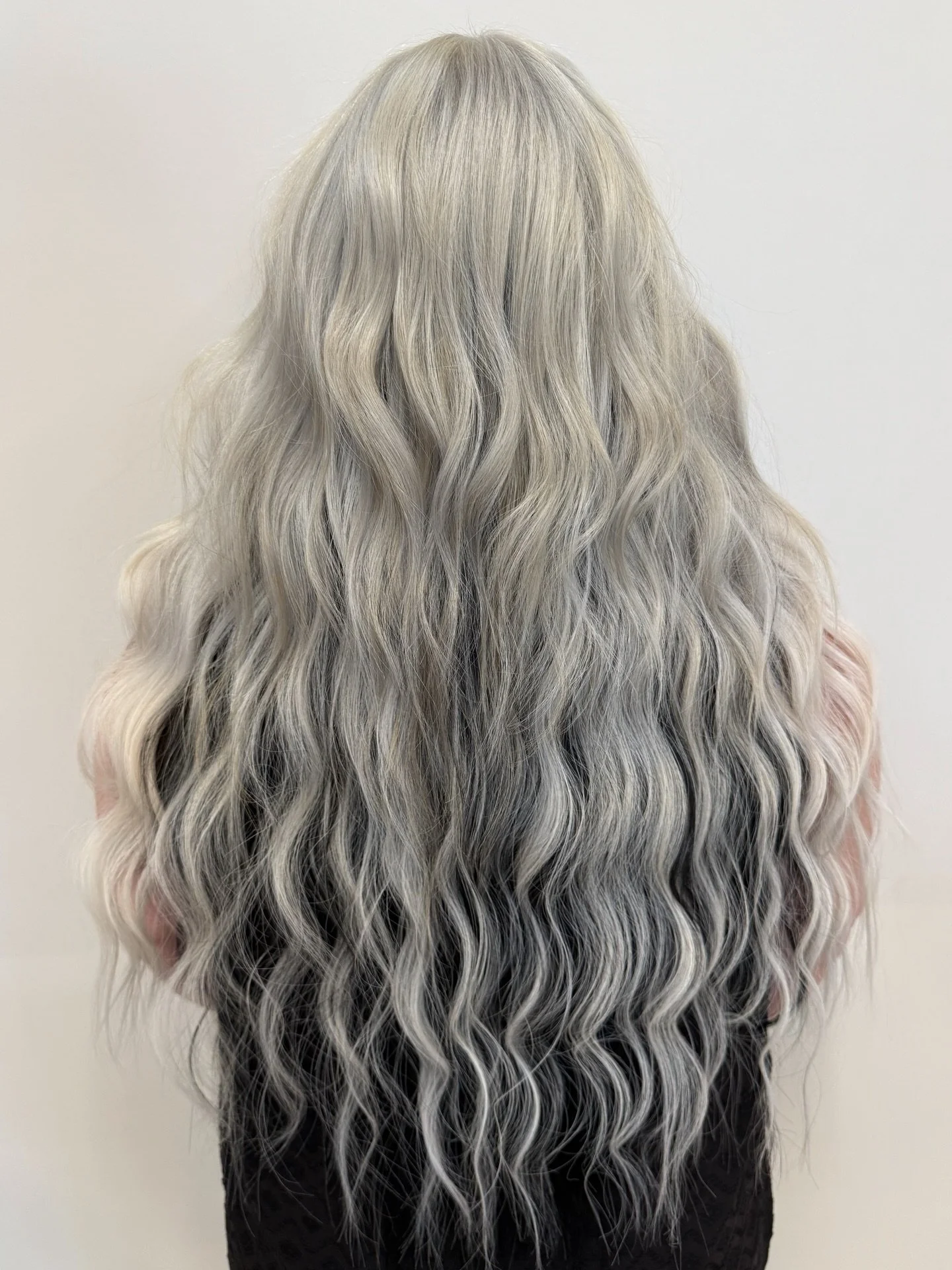 &mdash;> swipe to see before
Added 22&rdquo; of @philocalyhair Smokeshow and ice Queen to blend in her blonde.
🖤🤍