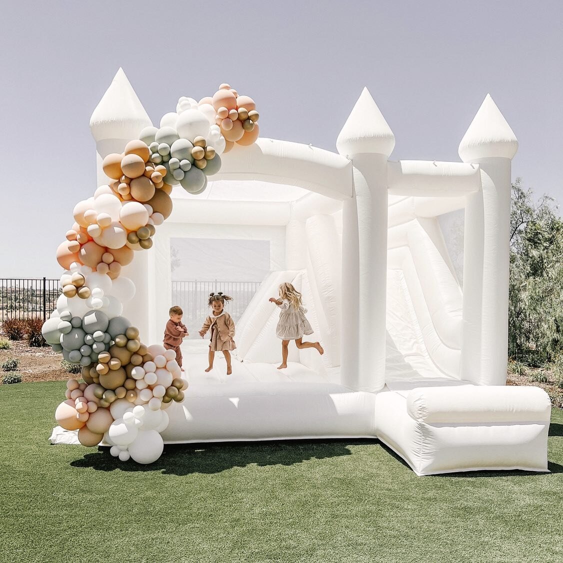 We still have availability for any Labor Day party or event tomorrow! Keep the kids busy all day on the Catalina Combo Bouncer 🤍 

Such a stunning shoot with:
Kids apparel @quincymae
Party host @kelli_murray
Balloons @gaxiolaeventsandrentals
Rental 